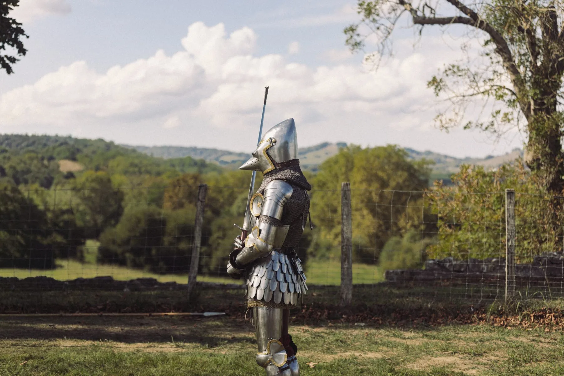 Chevalier en armure médiévale au Château de Bidache, symbole d’un événement patrimonial immersif