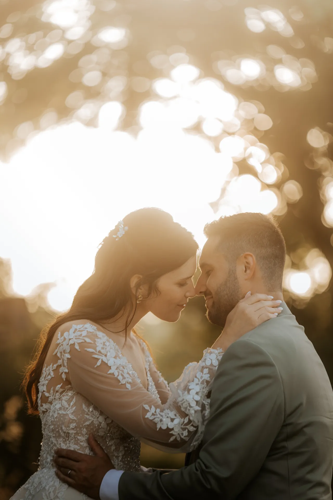 Couple enlacé au coucher du soleil à la Roseraie du Domaine Bourdalé-Dufau, séance photo romantique en Pyrénées-Atlantiques