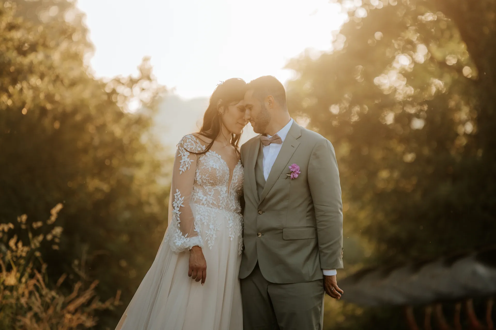 Couple enlacé au coucher du soleil à la Roseraie du Domaine Bourdalé-Dufau, séance photo romantique en Pyrénées-Atlantiques
