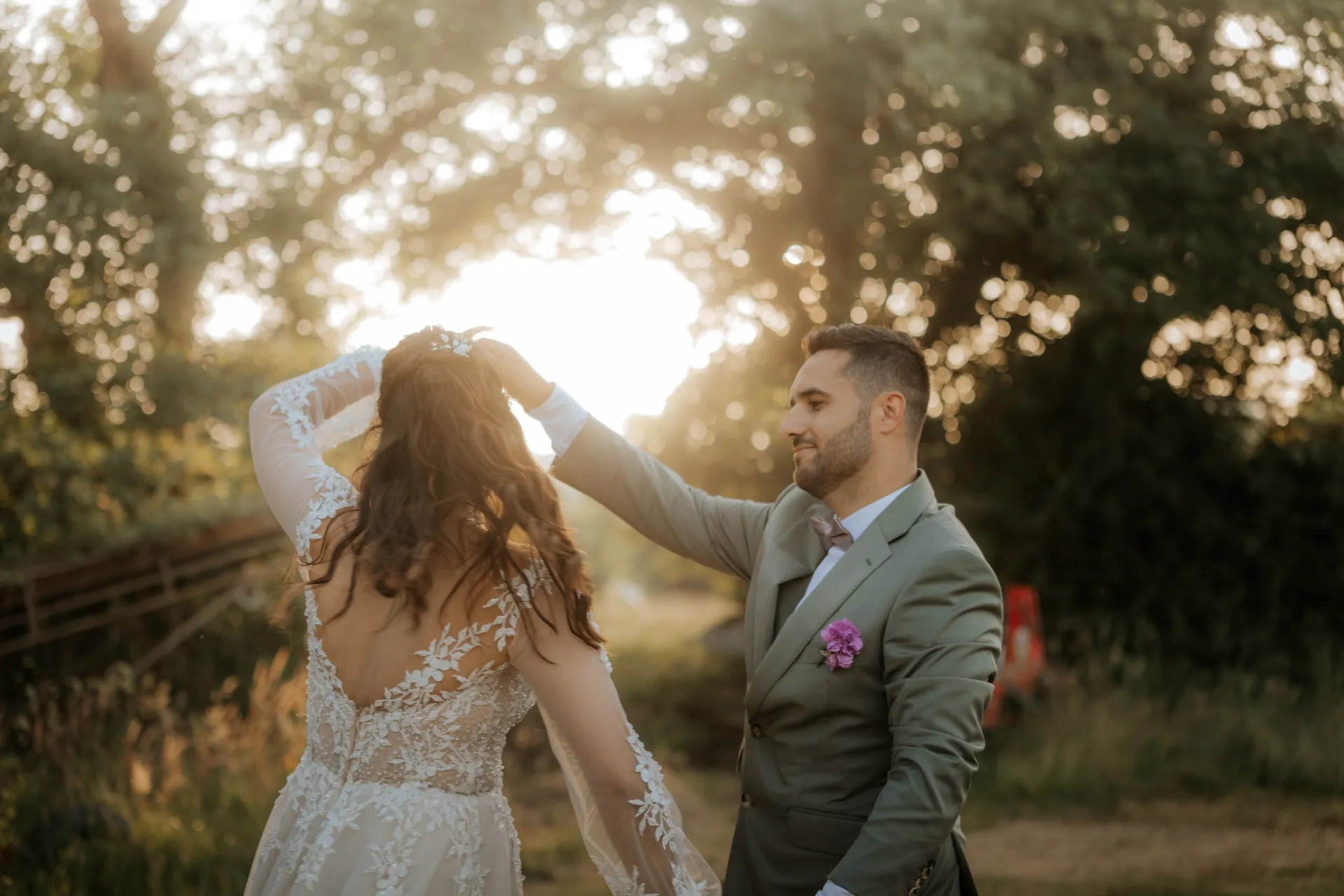 Couple au coucher du soleil à la Roseraie du Domaine Bourdalé-Dufau, lieu de séance photo en Pyrénées-Atlantiques