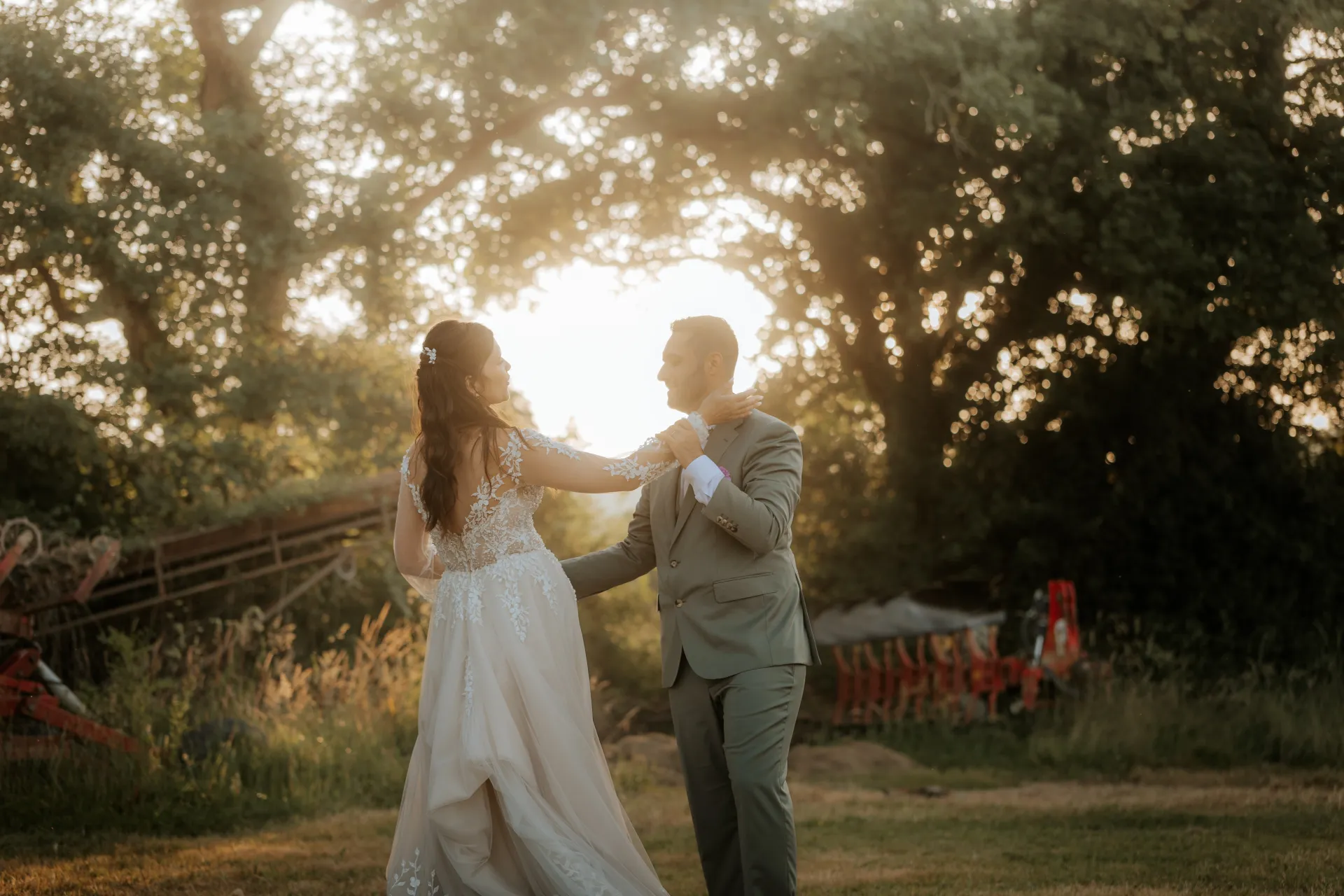Couple de mariés au coucher du soleil à la Roseraie du Domaine Bourdalé-Dufau, séance photo romantique en Pyrénées-Atlantiques