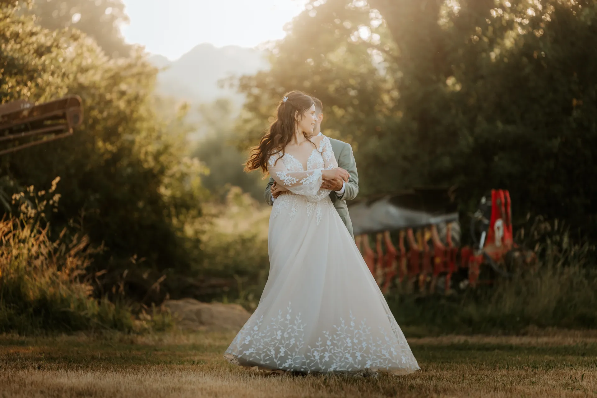 Couple enlacé au coucher du soleil à la Roseraie du Domaine Bourdalé-Dufau, pour une séance photo couple en Pyrénées-Atlantiques