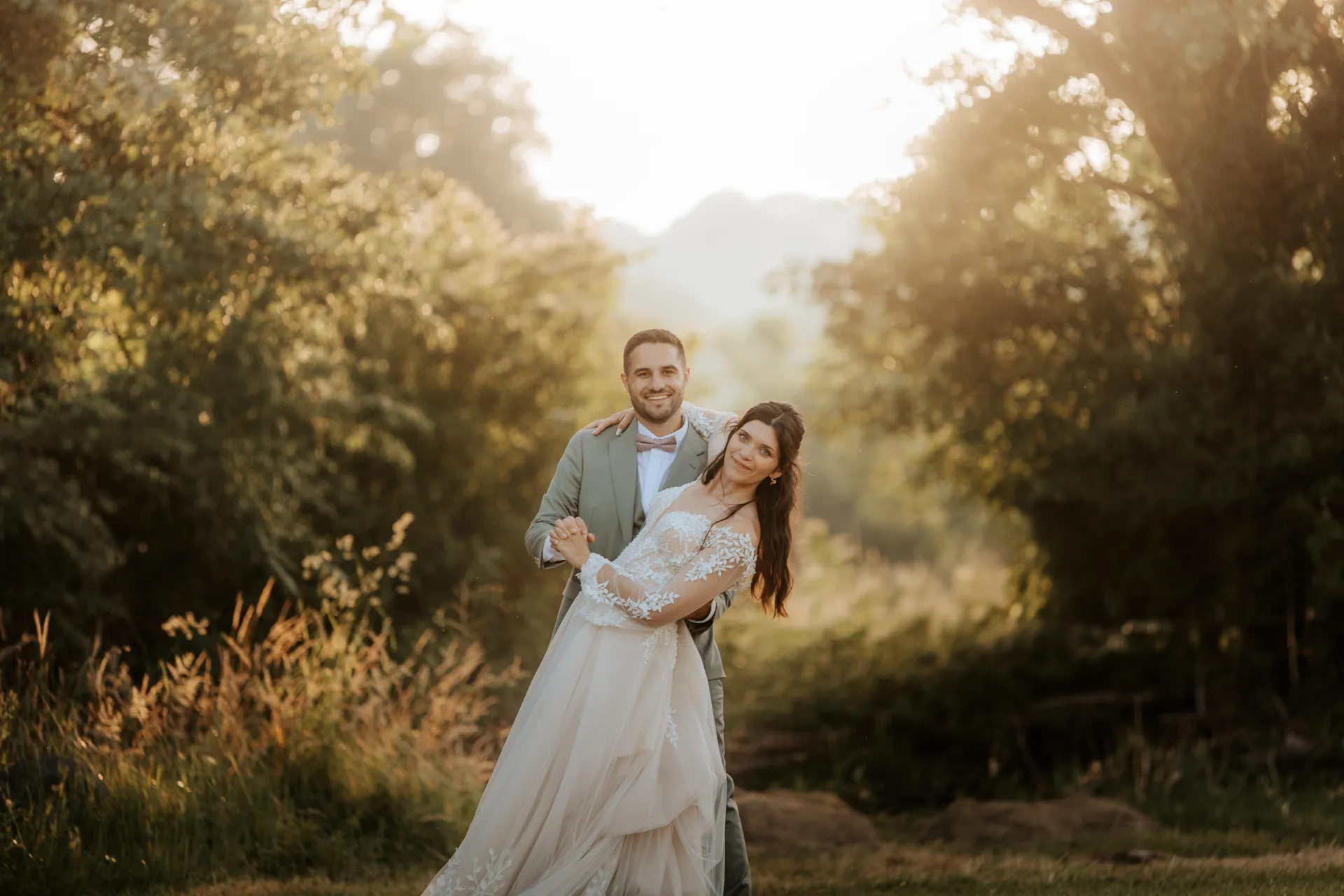 Couple enlacé dans la roseraie du Domaine Bourdalé-Dufau, séance photo romantique en Pyrénées-Atlantiques