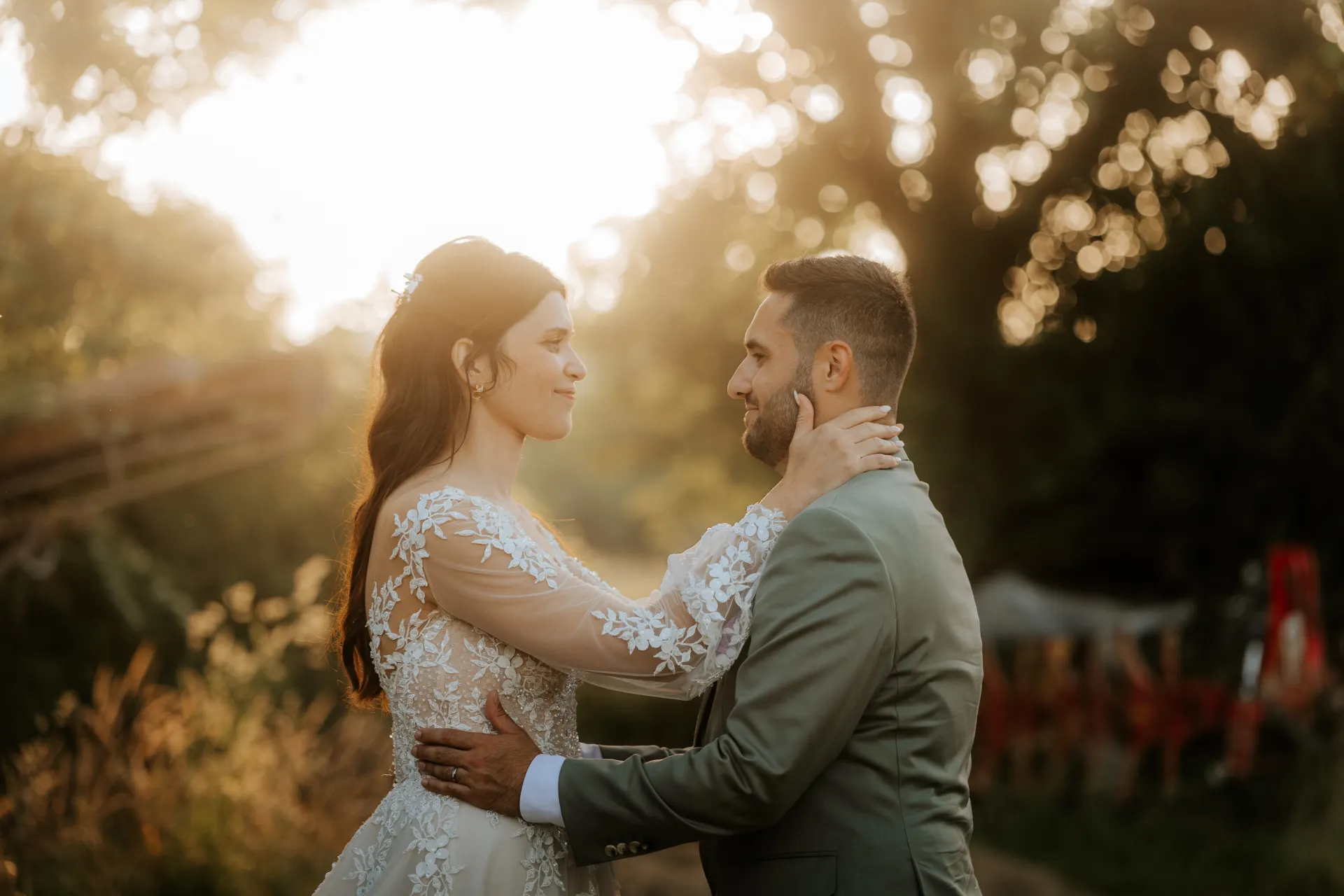 Couple enlacé au coucher du soleil à la Roseraie du Domaine Bourdalé-Dufau, pour une séance photo couple en Pyrénées-Atlantiques