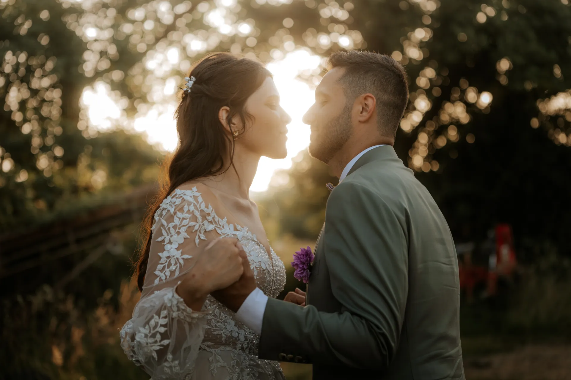 Couple enlacé au coucher du soleil à la Roseraie du Domaine Bourdalé-Dufau, séance couple en Pyrénées-Atlantiques