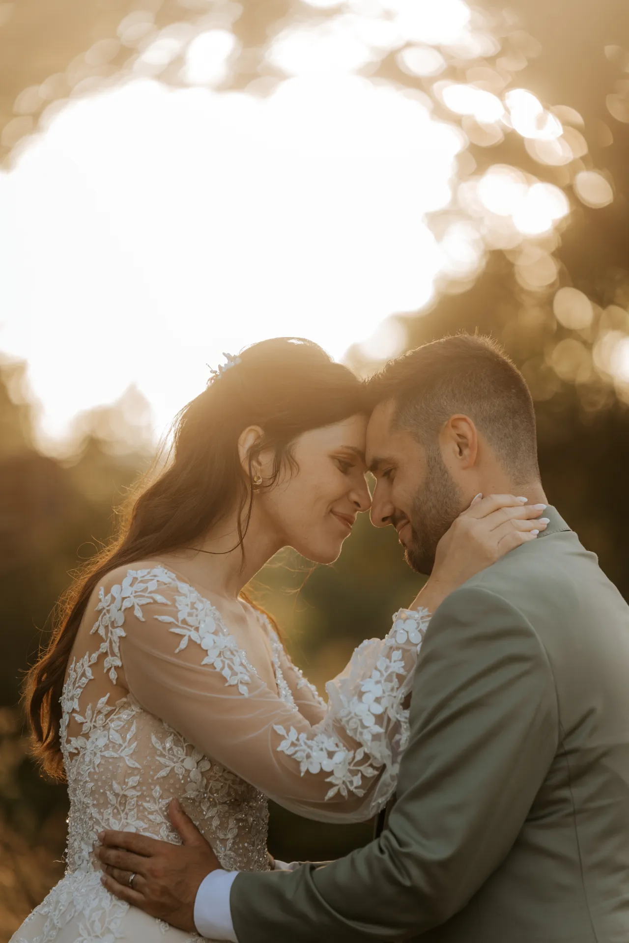 Couple enlacé au coucher du soleil à la Roseraie du Domaine Bourdalé-Dufau, séance photo romantique en Pyrénées-Atlantiques