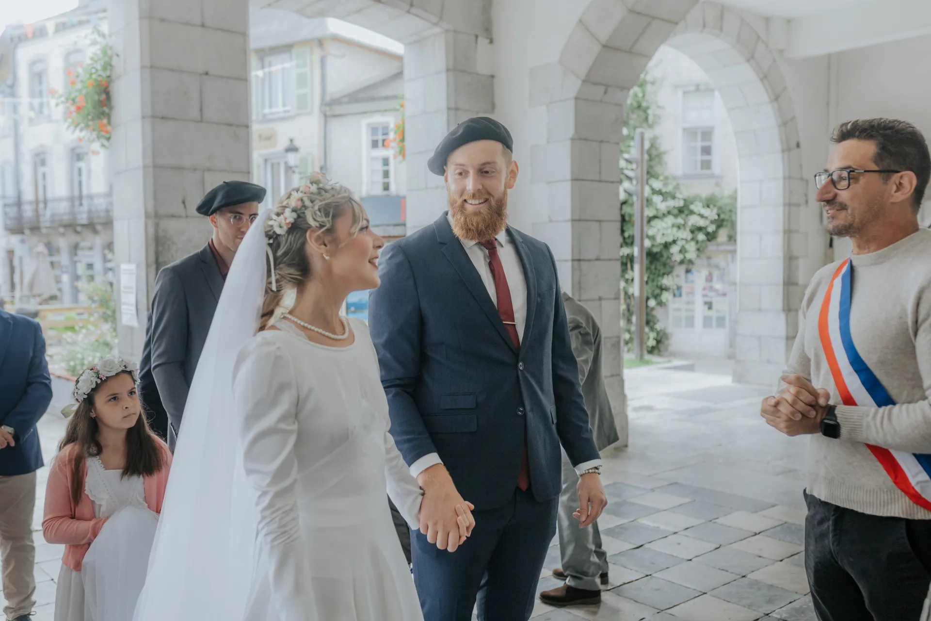 Mariage intimiste à la mairie d’Arudy : les mariés main dans la main accueillis sous les arcades