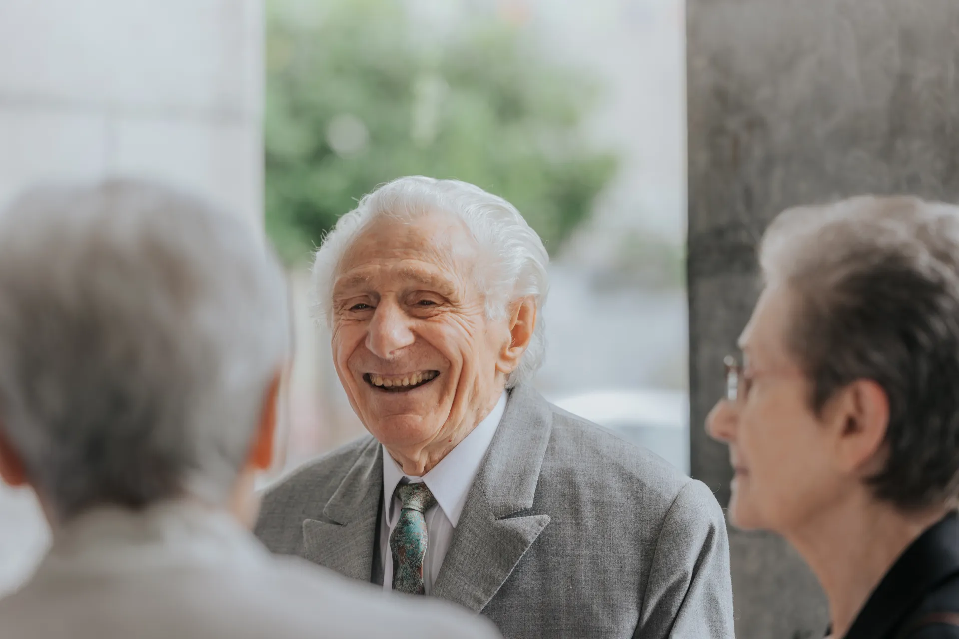 Invité souriant lors d’un mariage intimiste à la mairie d’Arudy, dans une ambiance chaleureuse et familiale