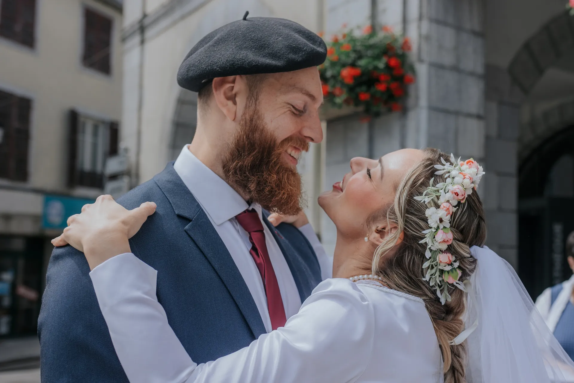 Mariés souriants devant la mairie d’Arudy lors d’un mariage intimiste dans les Pyrénées-Atlantiques