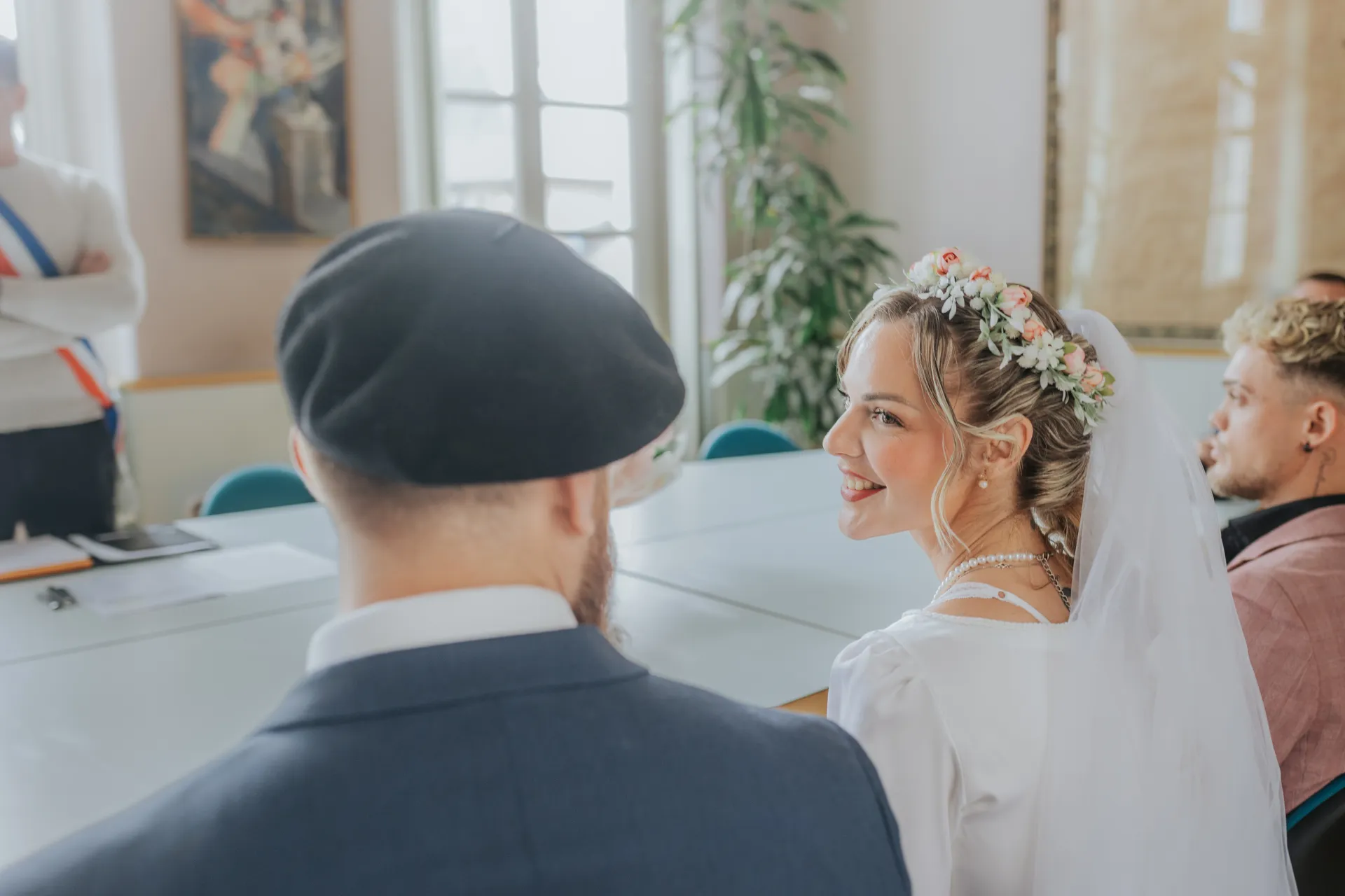 Mariage intimiste à la mairie d’Arudy : la mariée sourit pendant la cérémonie civile, entourée de ses proches