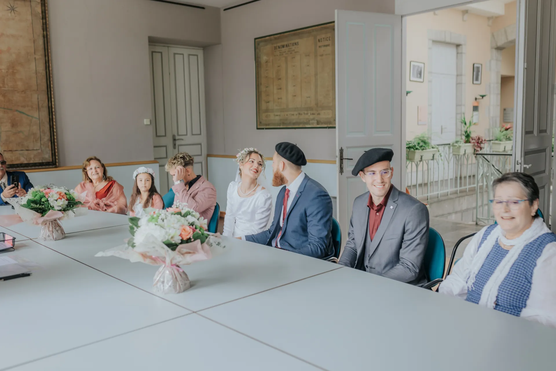 Mariage intimiste à la mairie d’Arudy : les mariés et leurs proches réunis autour de la table de cérémonie