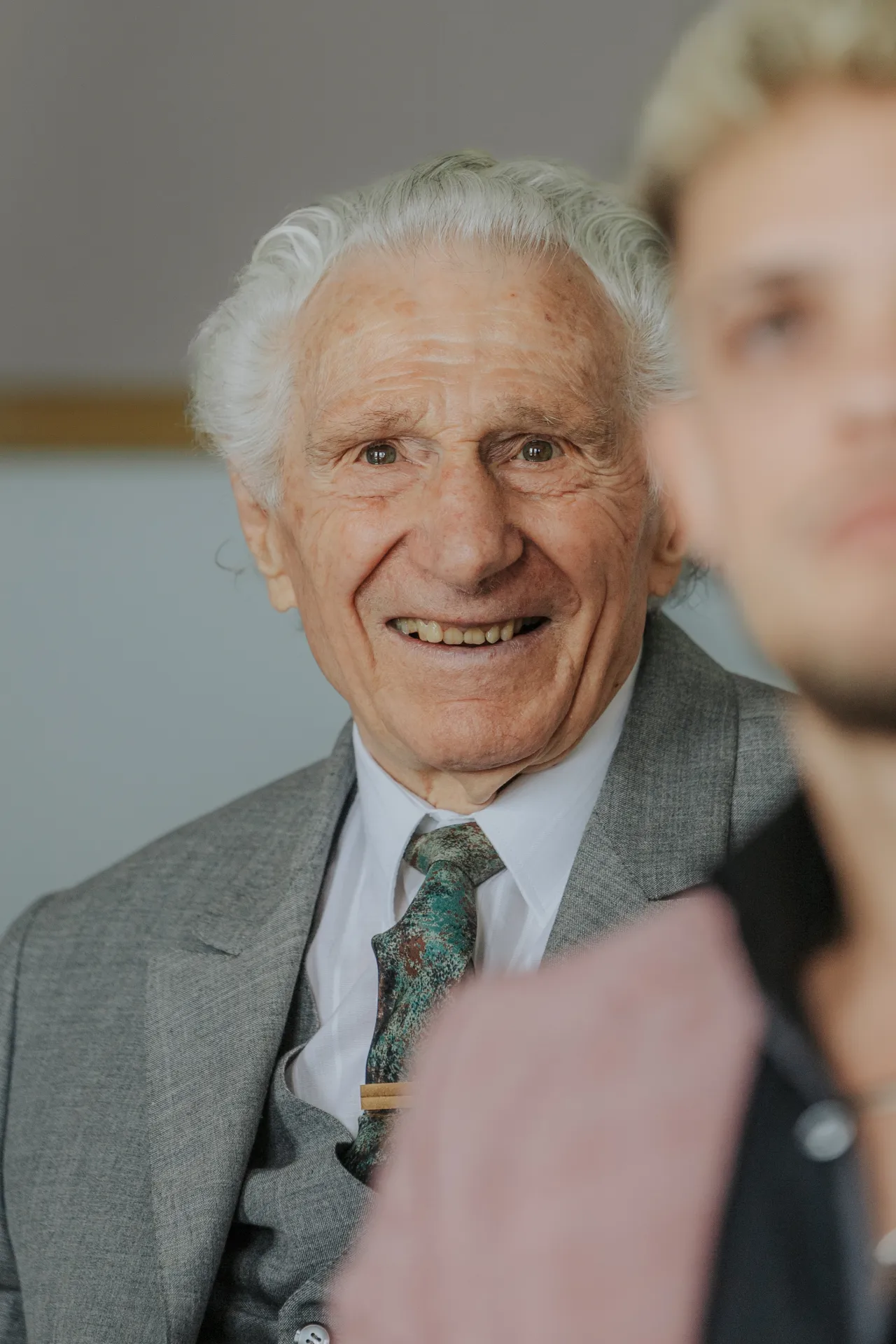Portrait d’un invité âgé souriant lors d’un mariage intimiste à la mairie d’Arudy, dans les Pyrénées-Atlantiques