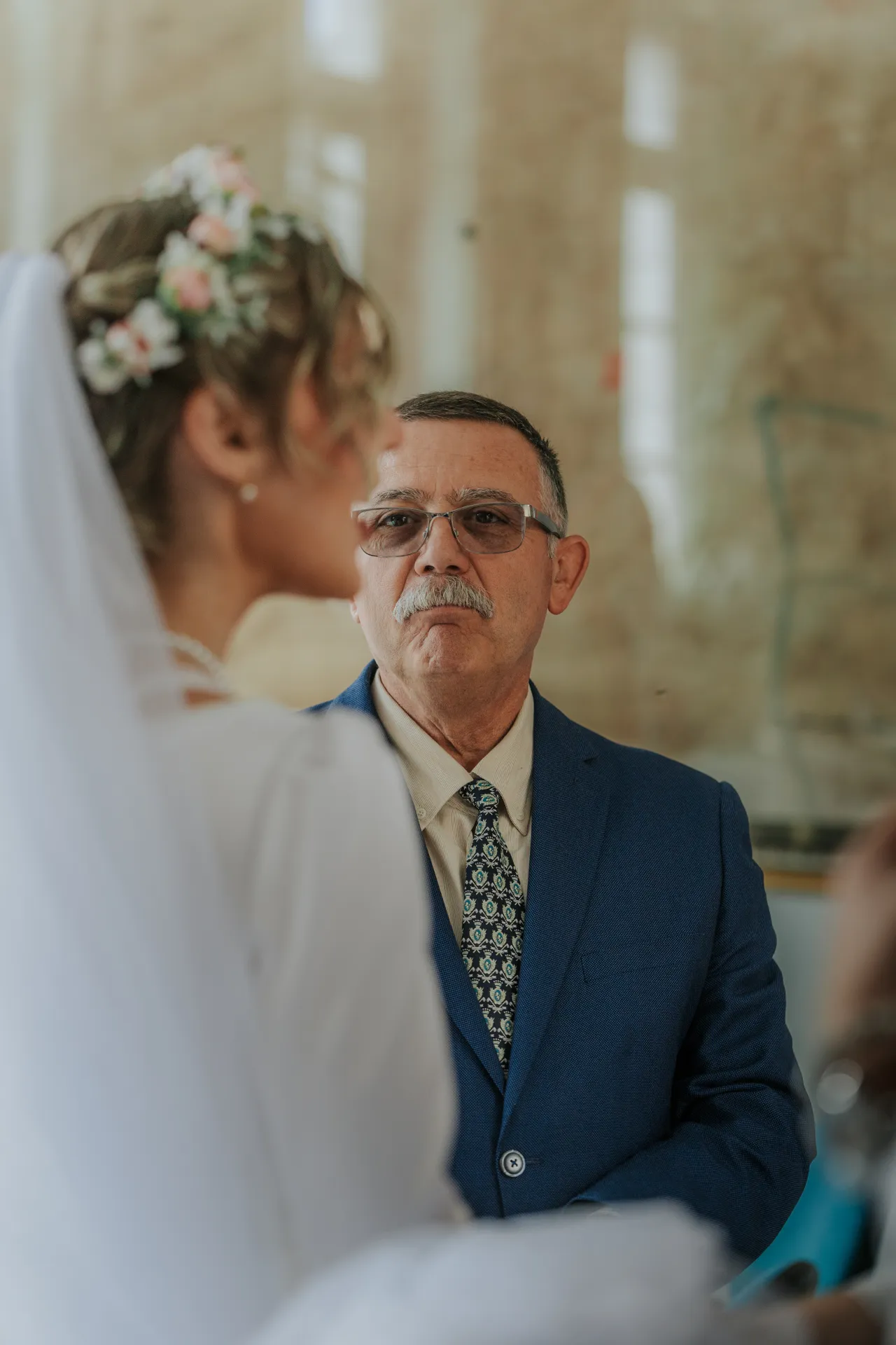 Père ému regardant la mariée lors d’un mariage intimiste à la mairie d’Arudy, dans les Pyrénées-Atlantiques