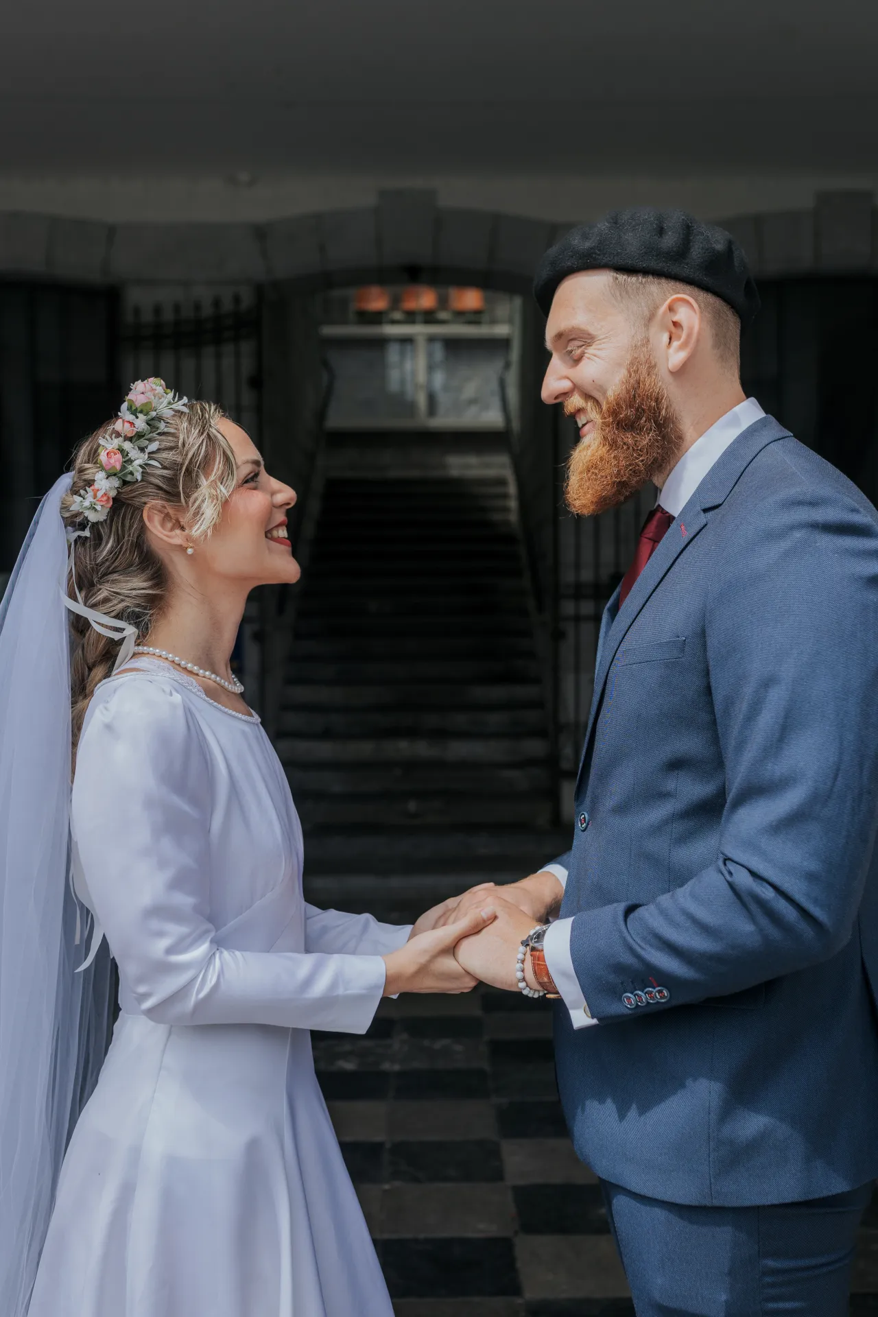 Mariés se tenant les mains devant la mairie d’Arudy, lors d’un mariage intimiste dans les Pyrénées-Atlantiques