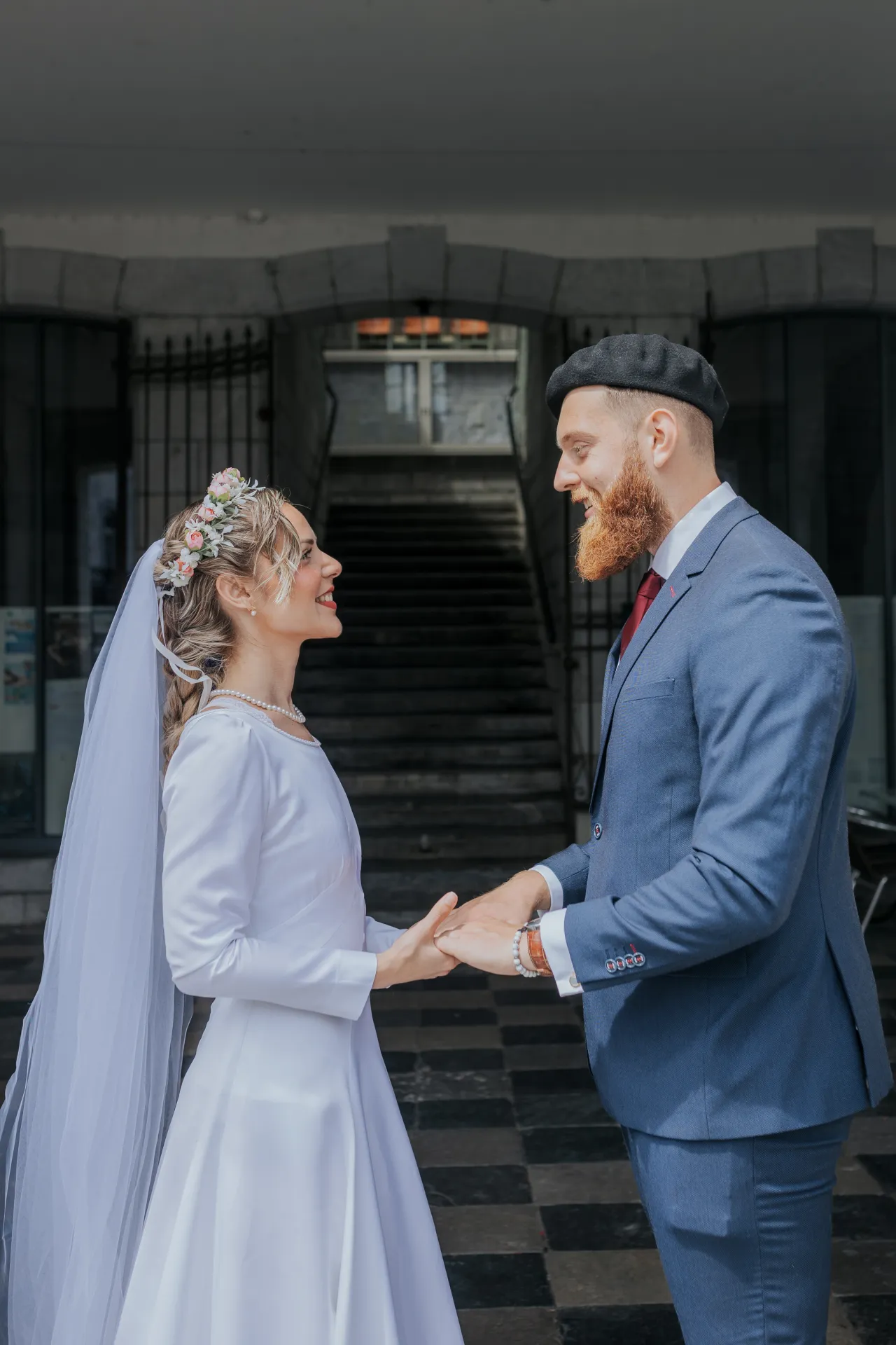 Mariés se tenant la main devant la mairie d’Arudy, lors d’un mariage intimiste dans les Pyrénées-Atlantiques
