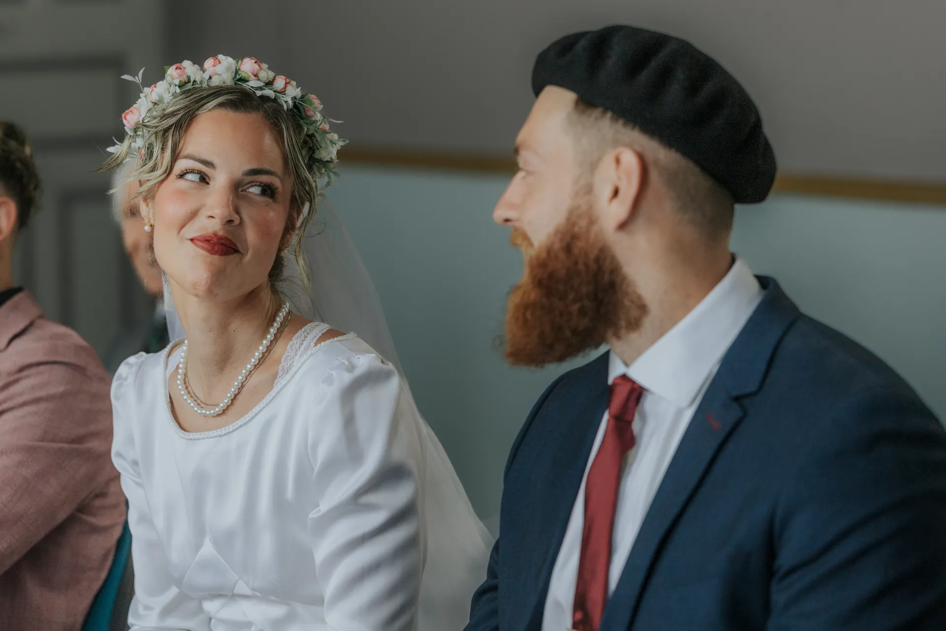 Mariage intimiste à Arudy : les mariés échangent un regard complice lors de la cérémonie civile à la mairie