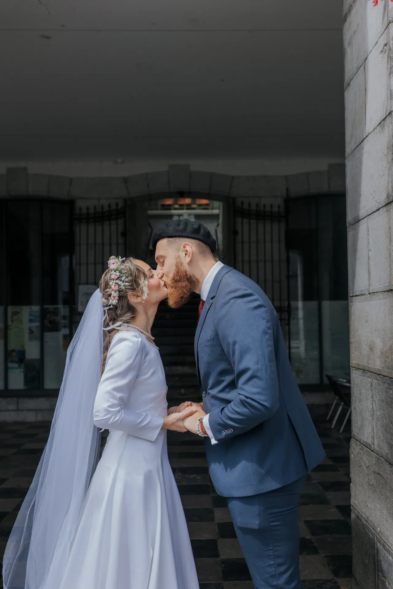 Mariés s’embrassant devant la mairie d’Arudy lors d’un mariage intimiste dans les Pyrénées-Atlantiques