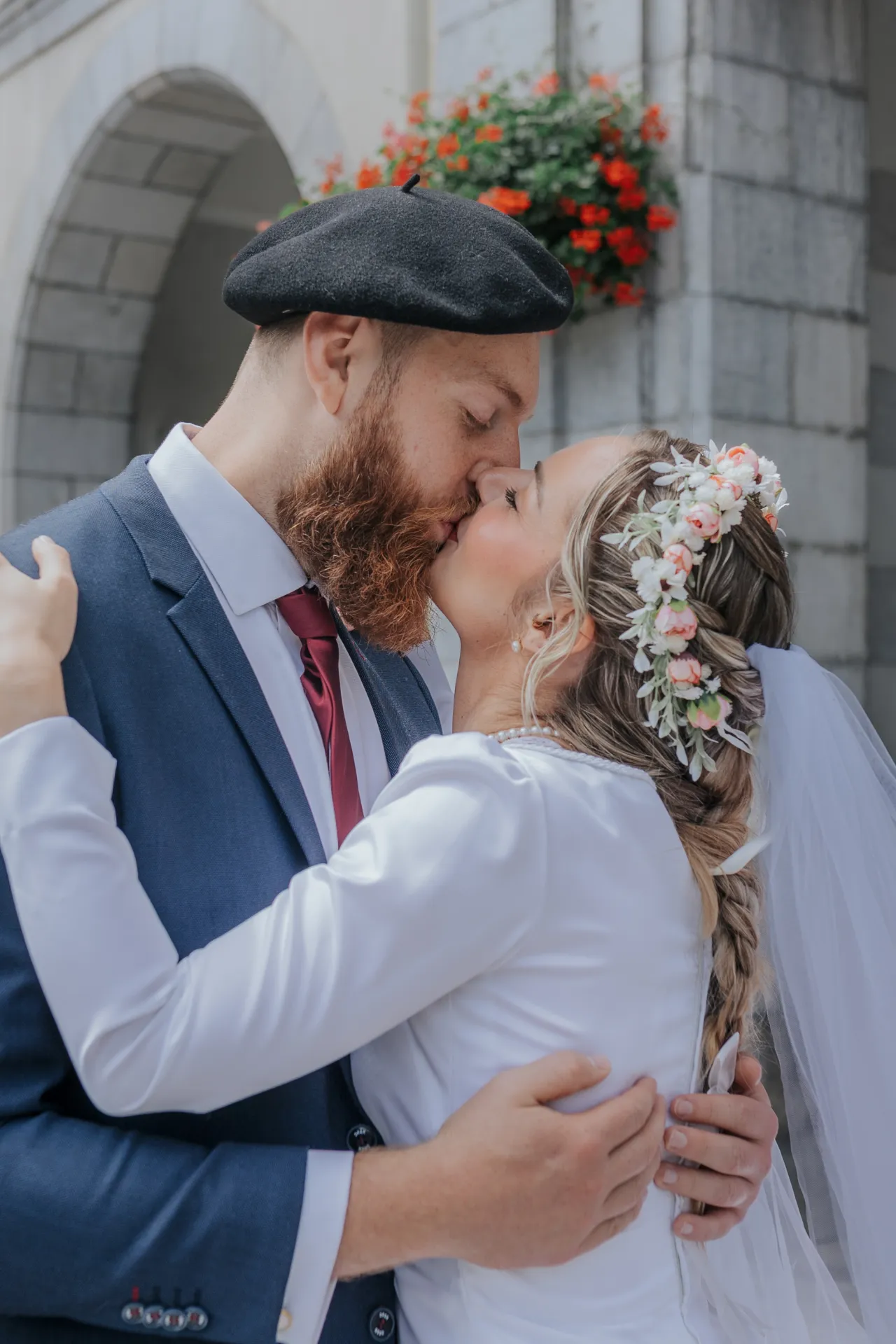 Mariés s’embrassant devant la mairie d’Arudy lors d’un mariage intimiste dans les Pyrénées-Atlantiques