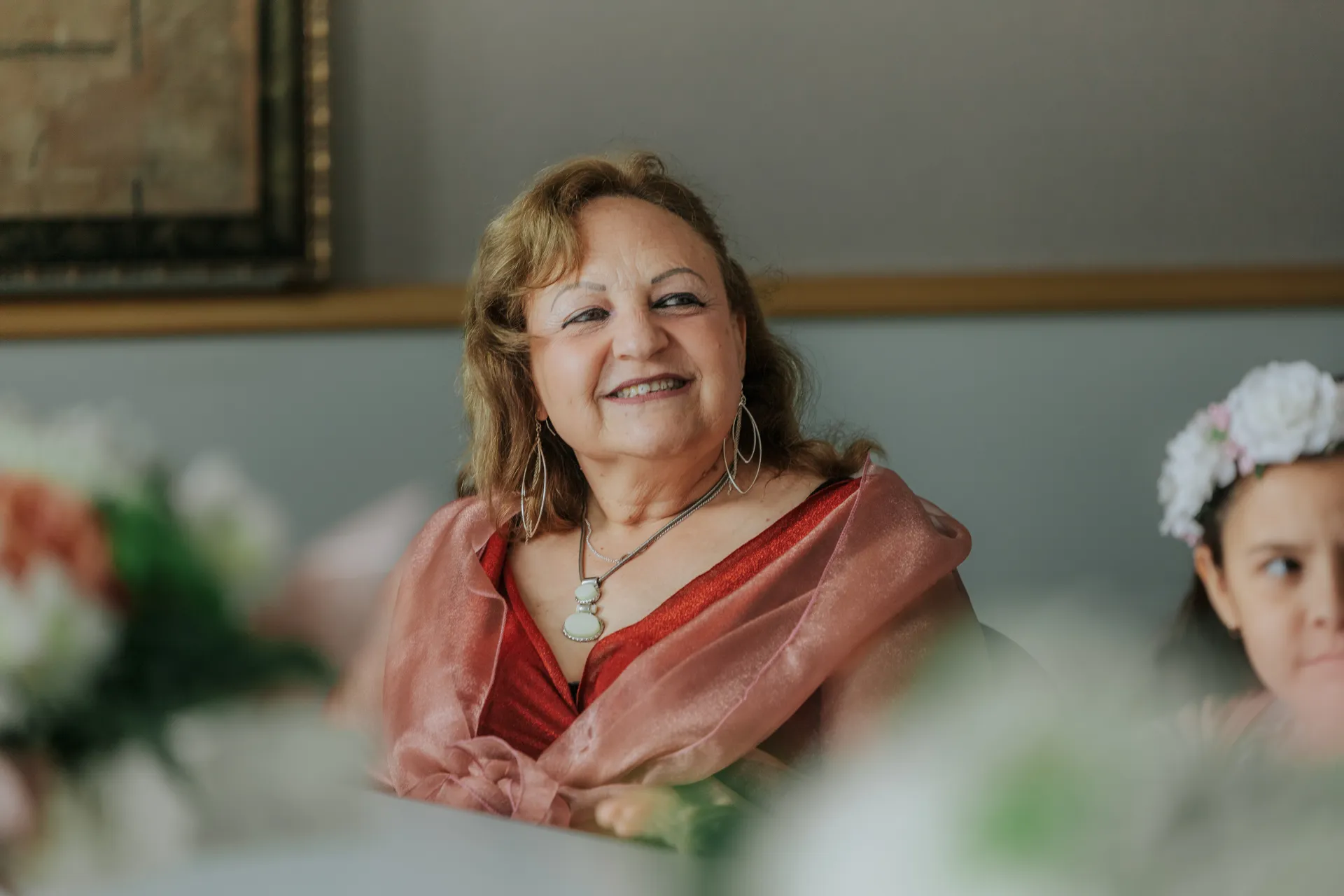 Invitée souriante lors d’un mariage intimiste à la mairie d’Arudy, portrait naturel pendant la cérémonie