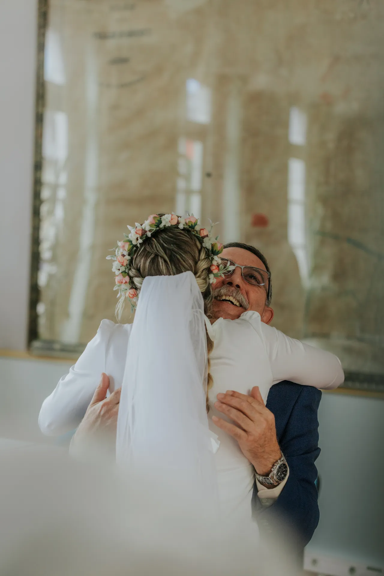 Mariée enlacée par un proche à la mairie d’Arudy lors d’un mariage intimiste dans les Pyrénées-Atlantiques