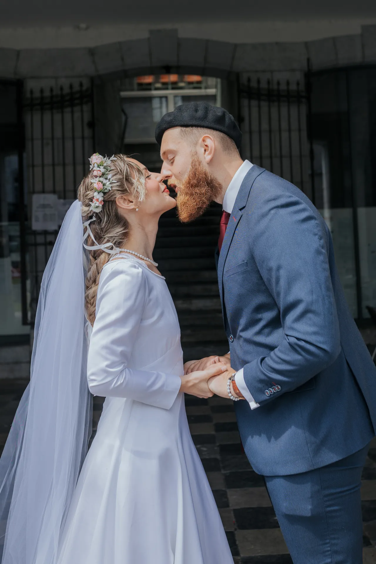 Mariés s’embrassant devant la mairie d’Arudy lors d’un mariage intimiste dans les Pyrénées-Atlantiques