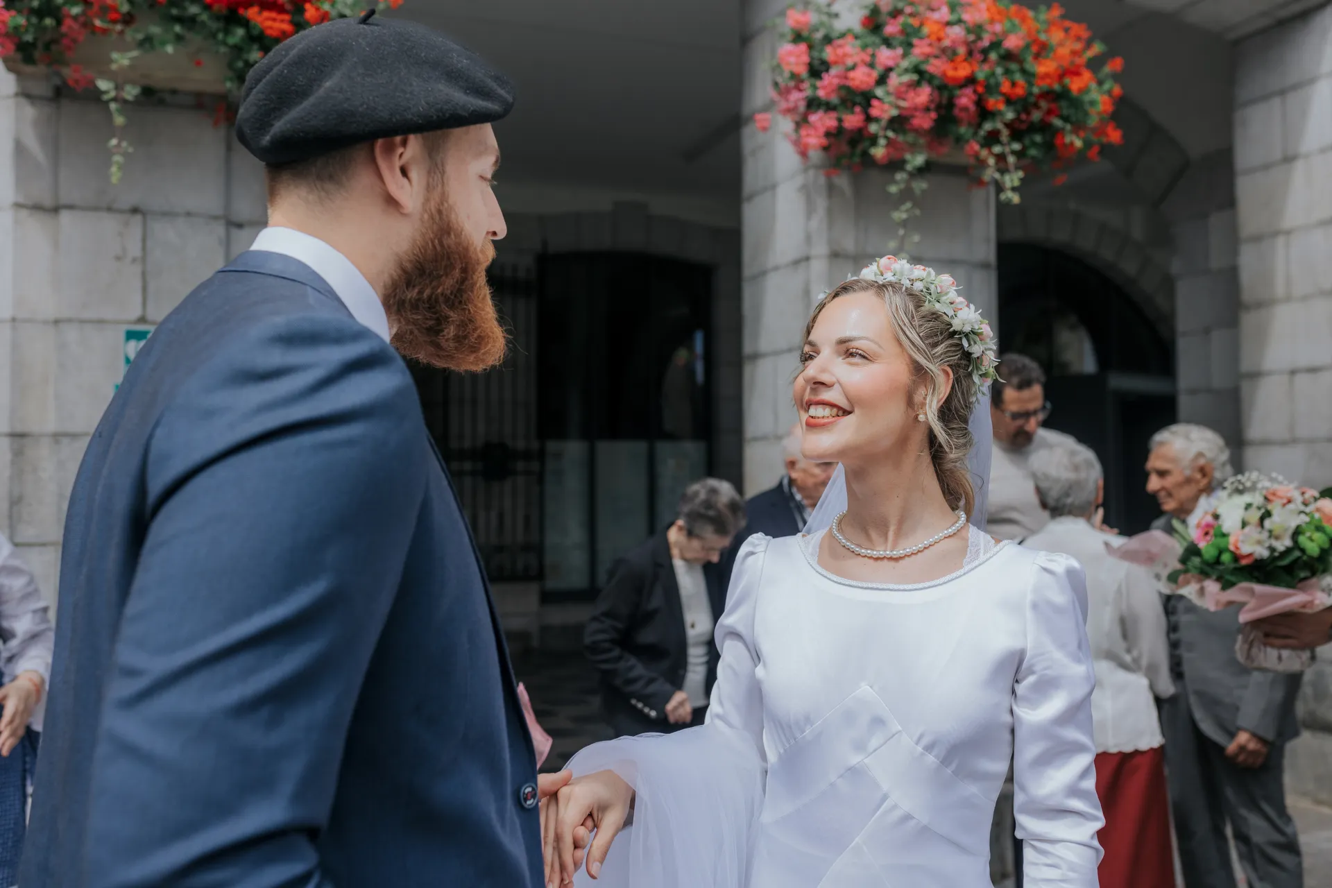 Mariés souriants devant la mairie d’Arudy lors d’un mariage intimiste dans les Pyrénées-Atlantiques