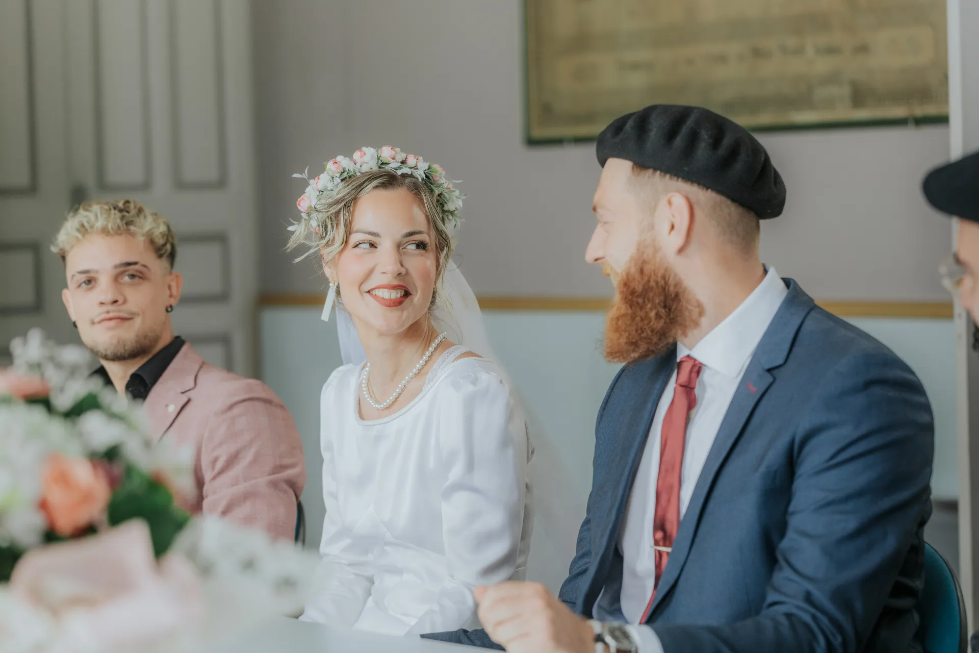Mariage intimiste à la mairie d’Arudy : la mariée sourit au marié pendant la cérémonie civile