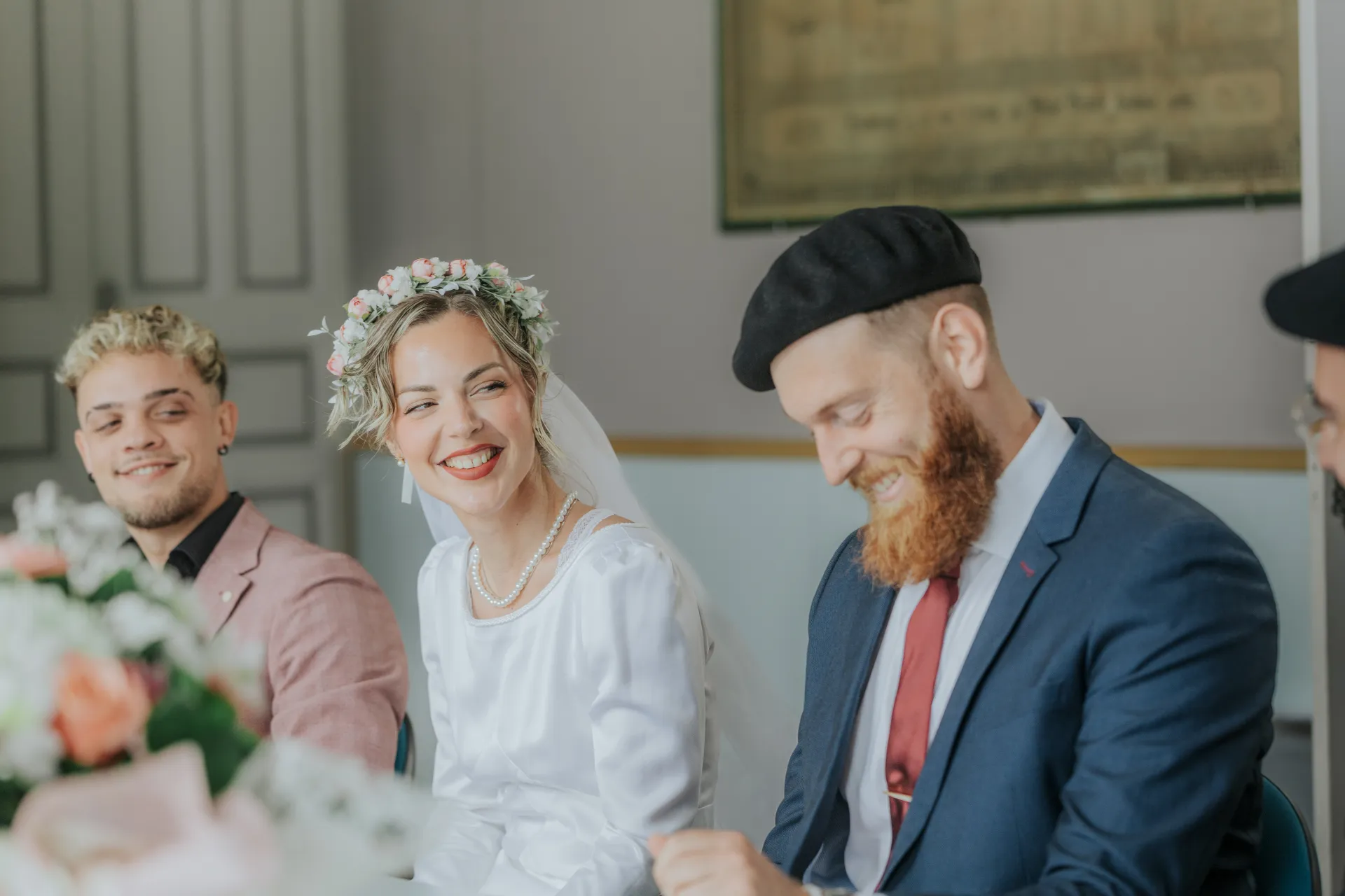 Mariage intimiste à la mairie d’Arudy : la mariée sourit au marié pendant la cérémonie civile