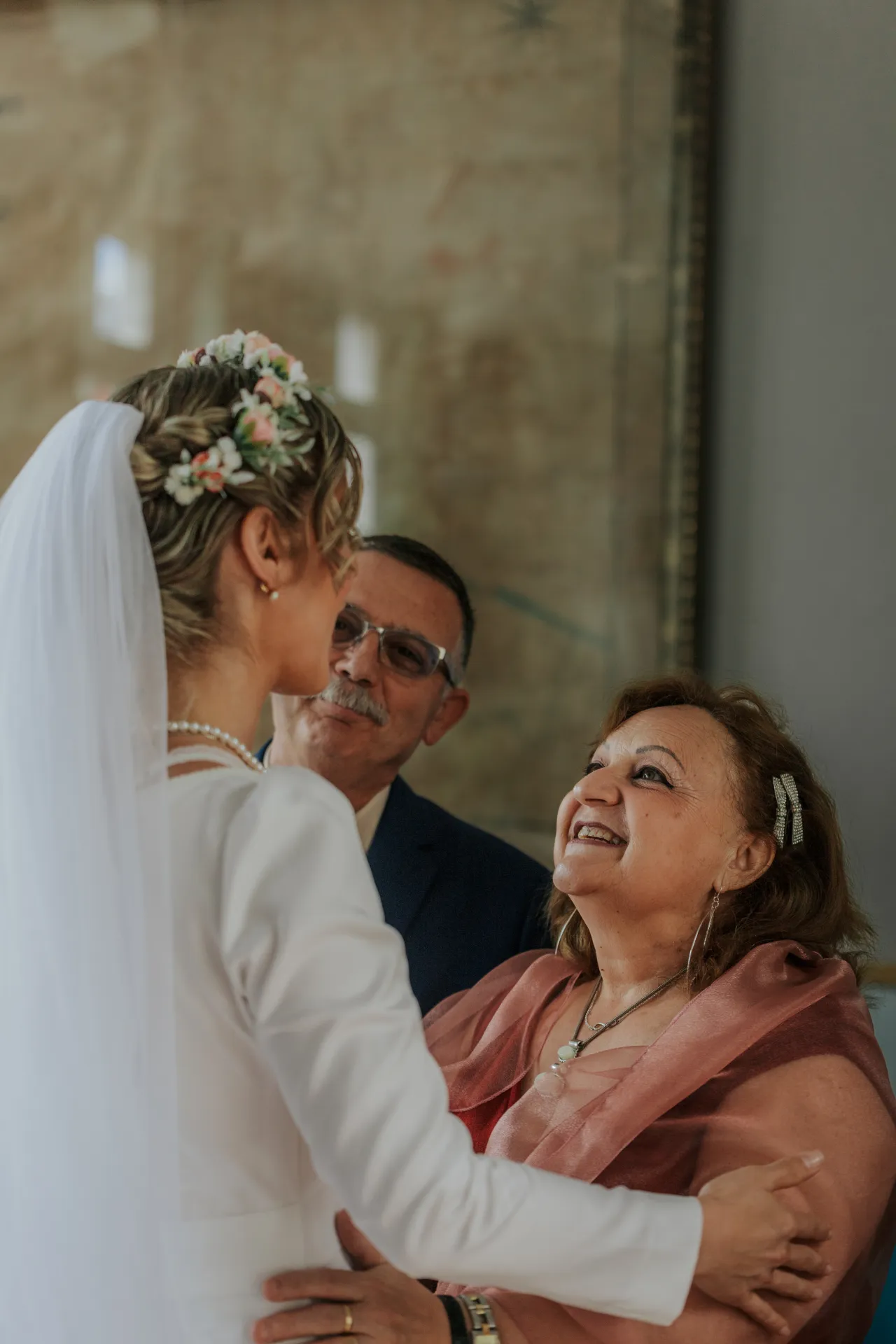 Mariée enlacée par ses proches à la mairie d’Arudy lors d’un mariage intimiste dans les Pyrénées