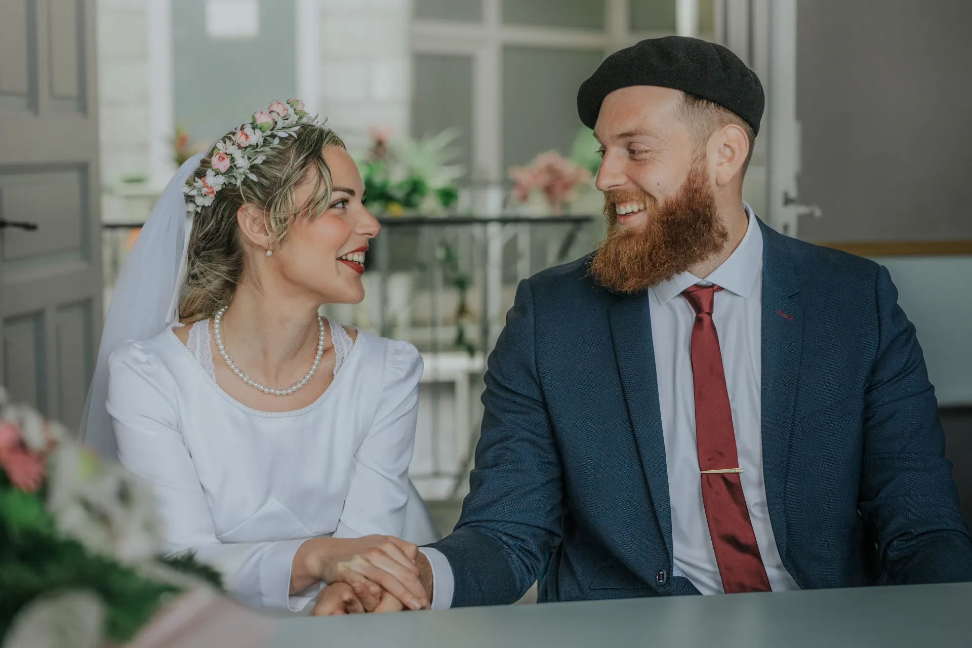Mariés souriants se tenant la main à la mairie d’Arudy lors d’un mariage intimiste dans les Pyrénées-Atlantiques