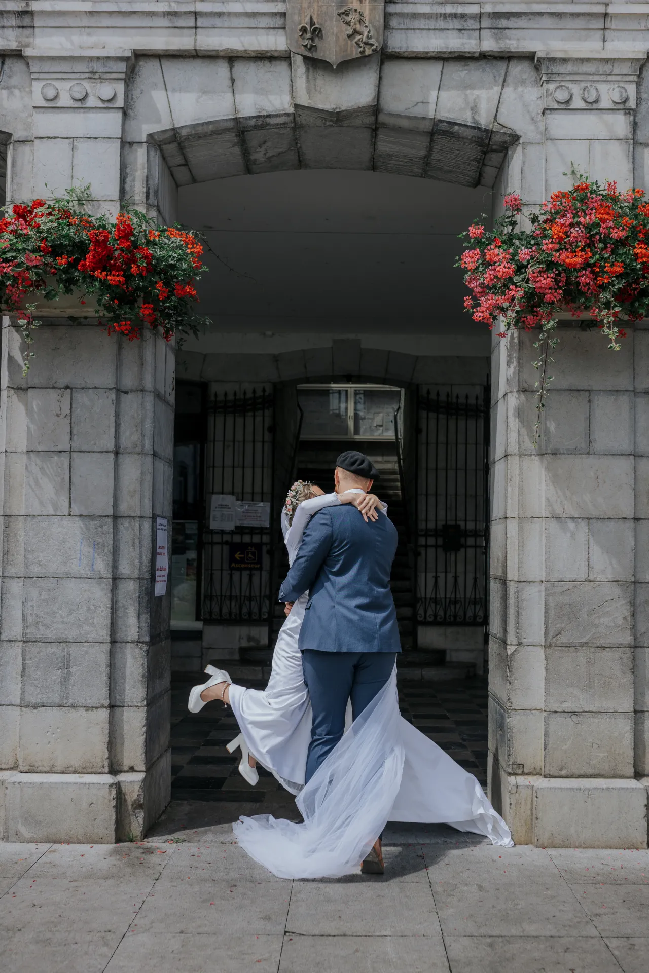 Mariés s’embrassant devant la mairie d’Arudy lors d’un mariage intimiste dans les Pyrénées-Atlantiques