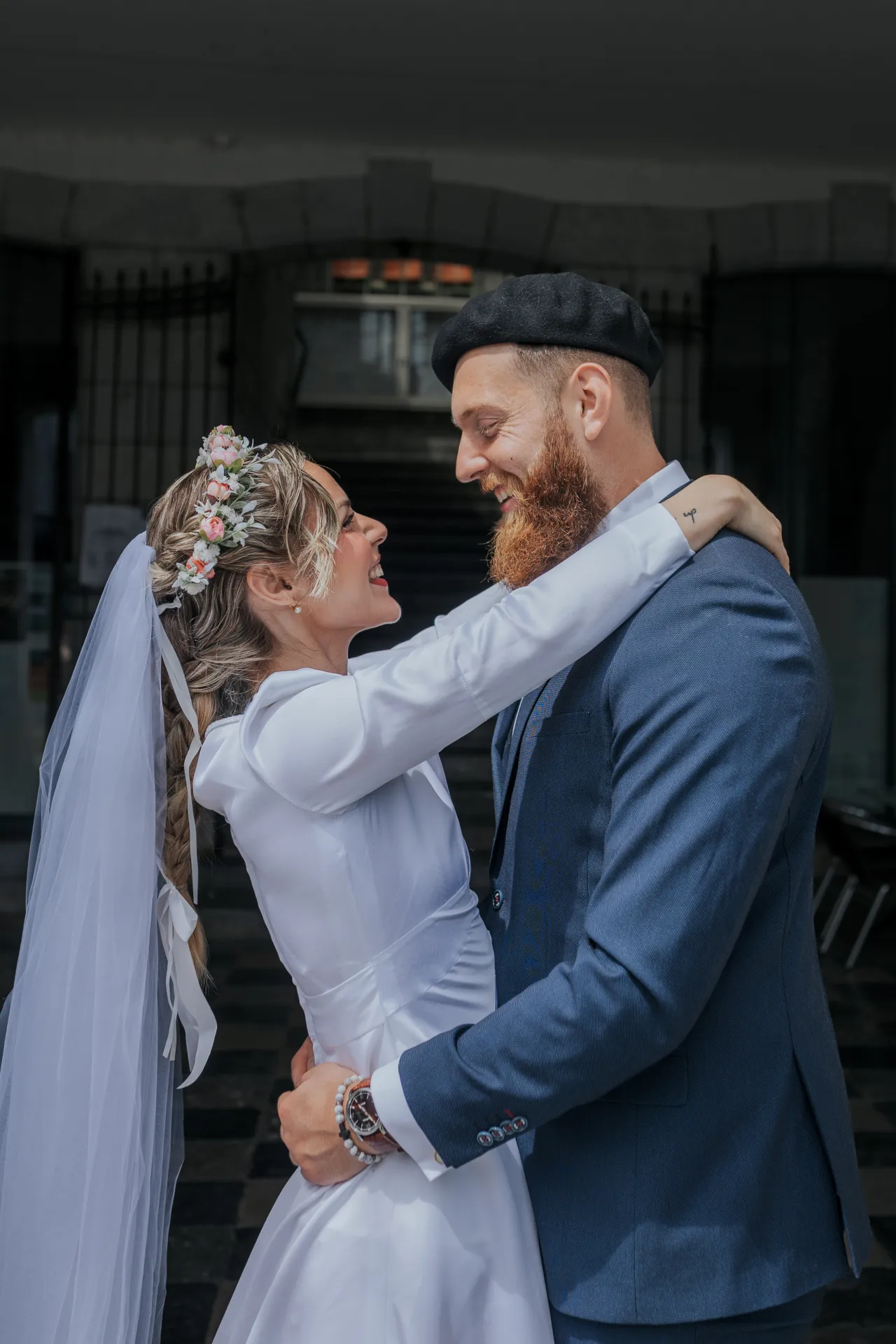 Mariés enlacés devant la mairie d’Arudy lors d’un mariage intimiste dans les Pyrénées-Atlantiques
