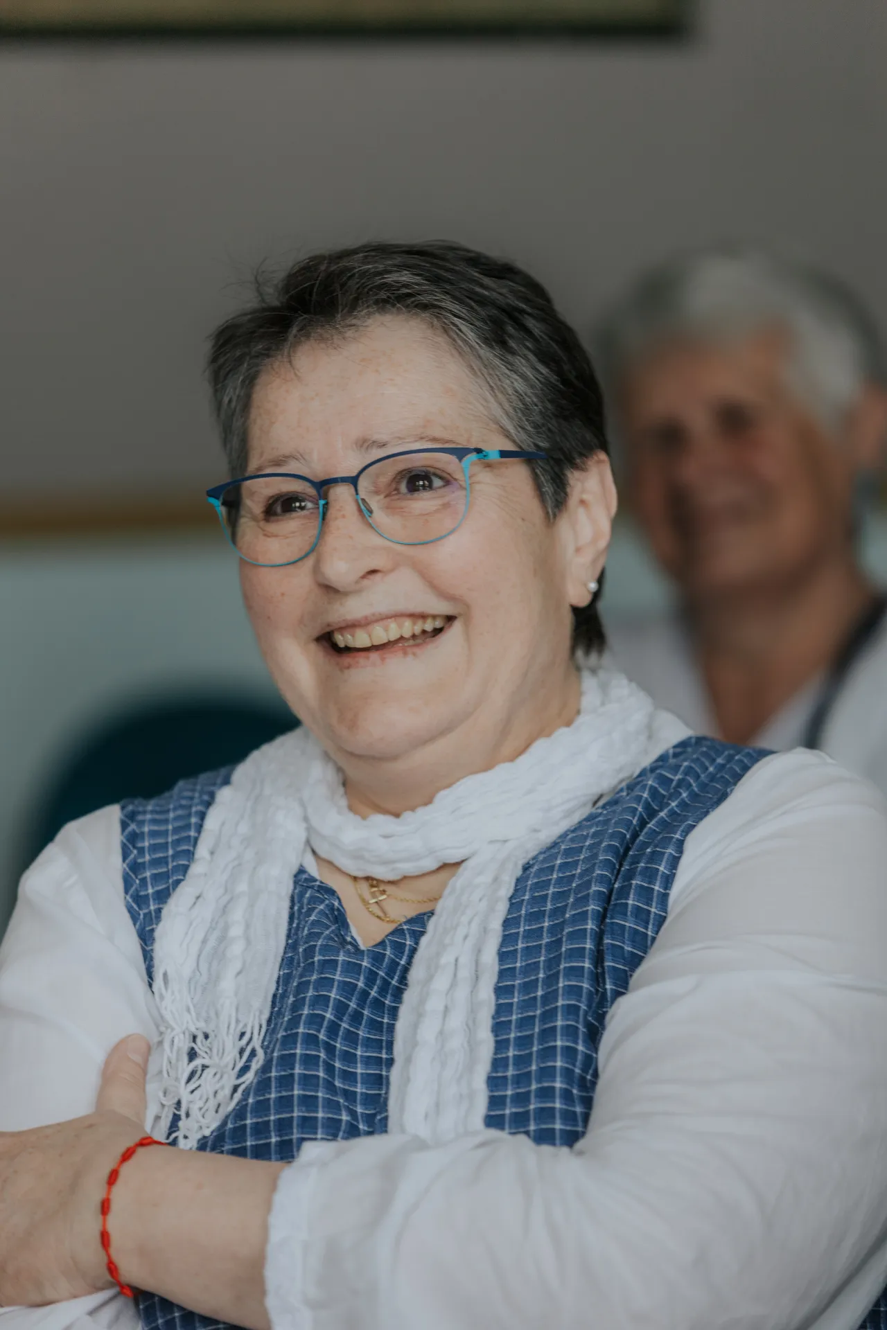 Invitée souriante lors d’un mariage intimiste à la mairie d’Arudy, portrait spontané en intérieur