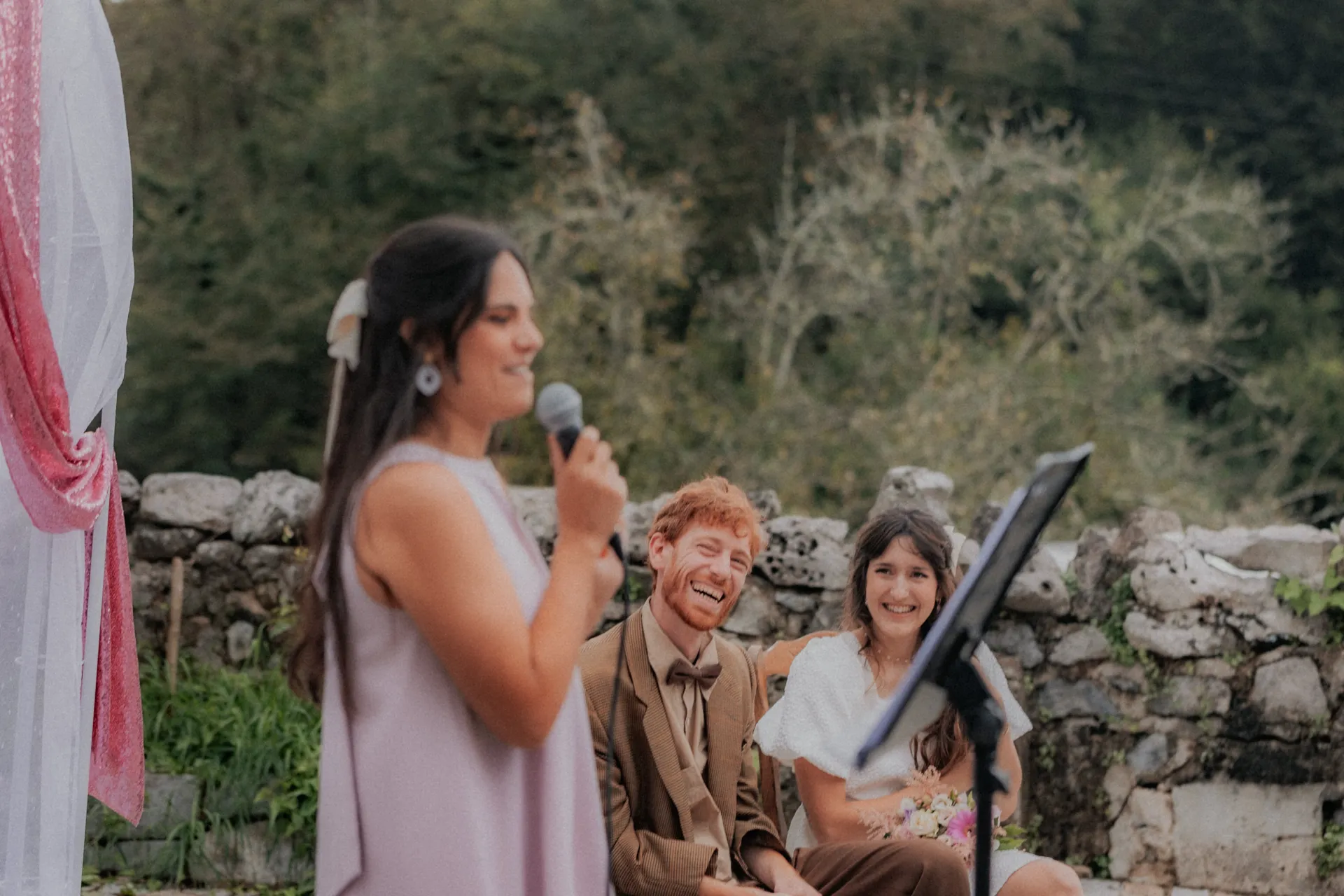 Discours d’une invitée lors d’un mariage vintage en plein air à Pau, devant les mariés souriants au cœur de la nature