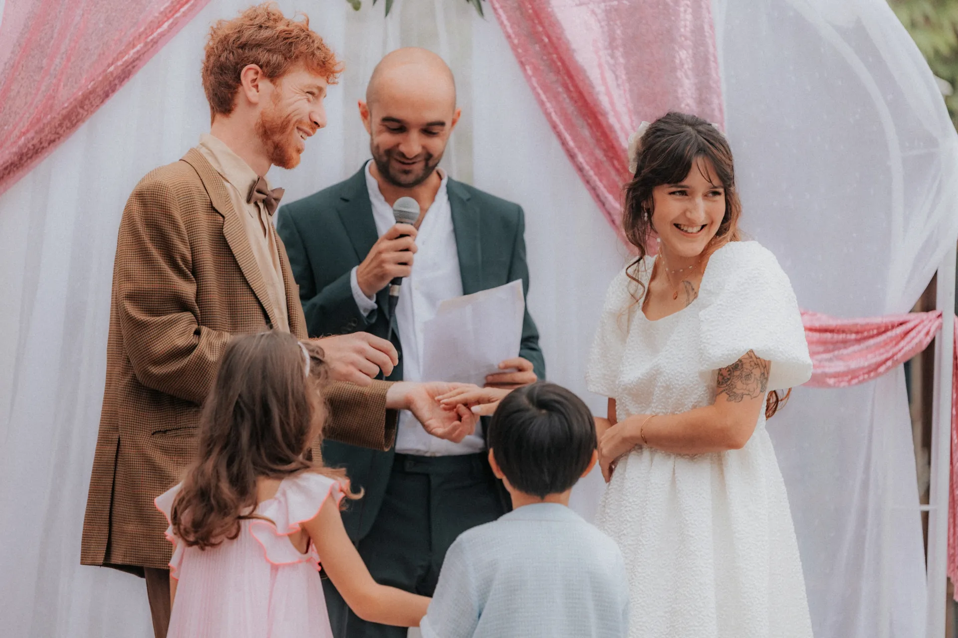 Cérémonie de mariage vintage à Pau en pleine nature, échange des alliances devant les enfants et l’officiant
