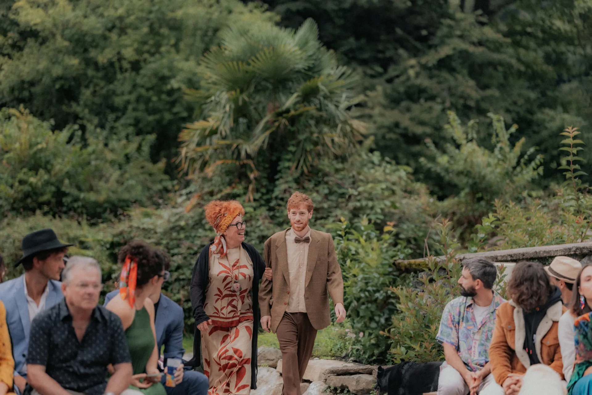 Entrée des mariés dans un jardin tropical lors d’un mariage vintage en pleine nature à Pau