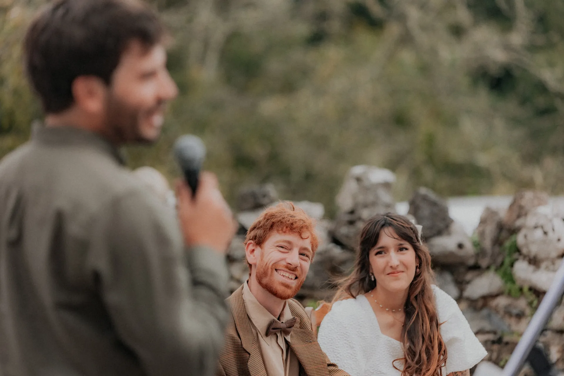 Mariage vintage à Pau : mariés souriants en pleine nature pendant un discours en extérieur