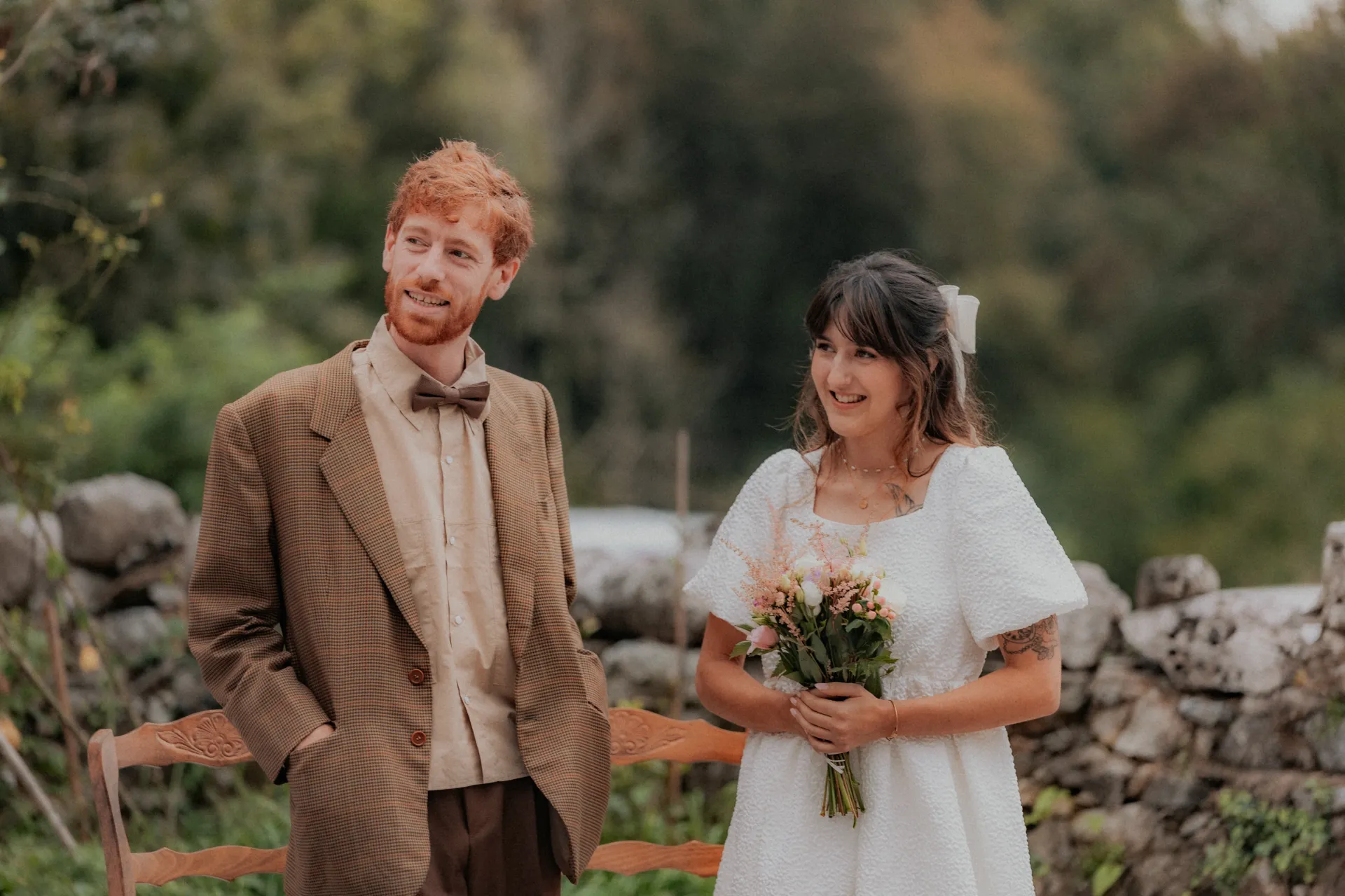 Mariés au style vintage en pleine nature à Pau, cérémonie intimiste avec bouquet champêtre