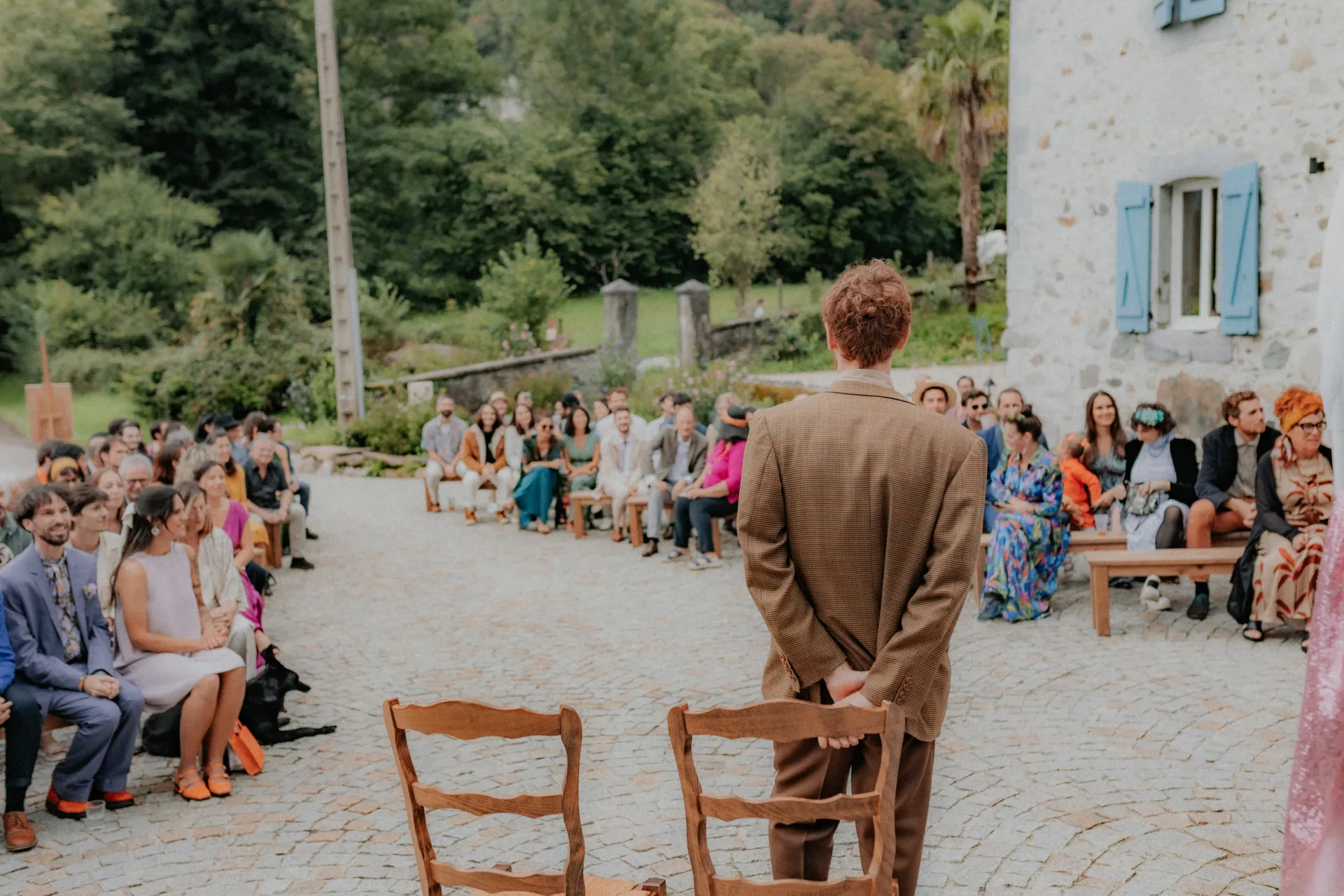 Cérémonie de mariage vintage en plein air à Pau, invités réunis dans la cour d’une maison de charme