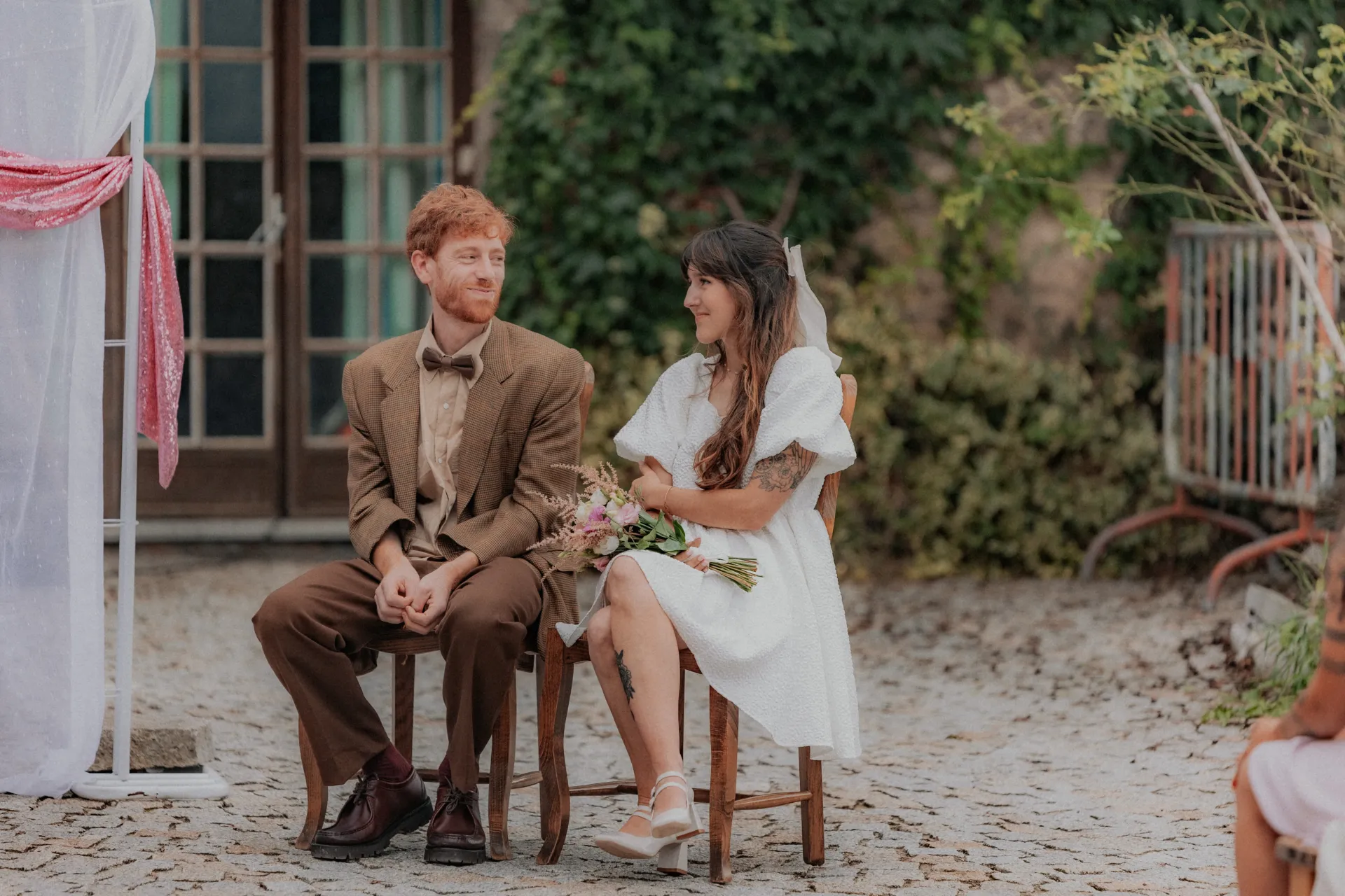 Mariés assis lors d’une cérémonie laïque en plein air à Pau, ambiance vintage et naturelle