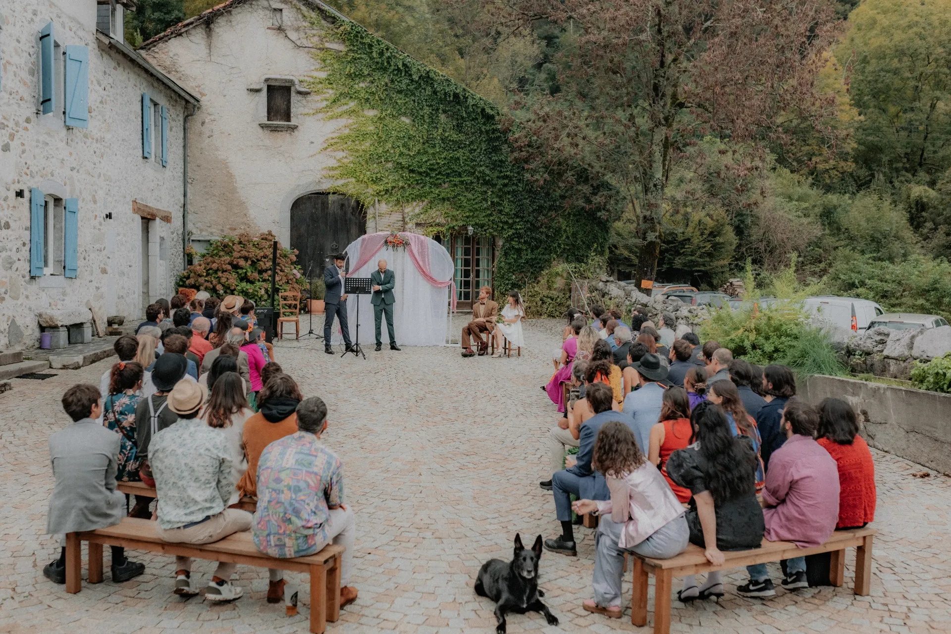 Cérémonie de mariage vintage en plein air près de Pau, dans une cour en pierre au cœur de la nature