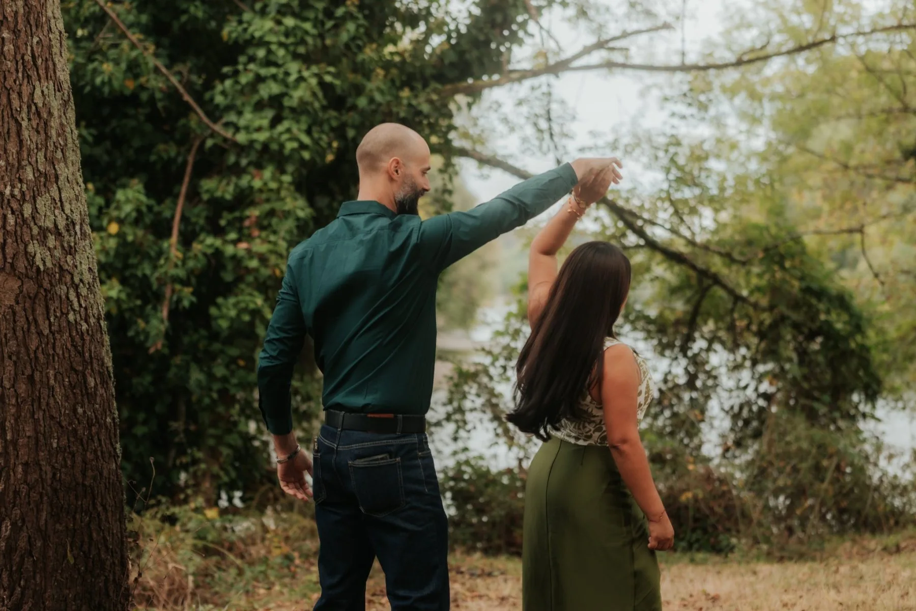 Couple dansant en forêt au bord de l’eau à Pau pour une séance photo d’anniversaire naturelle et romantique