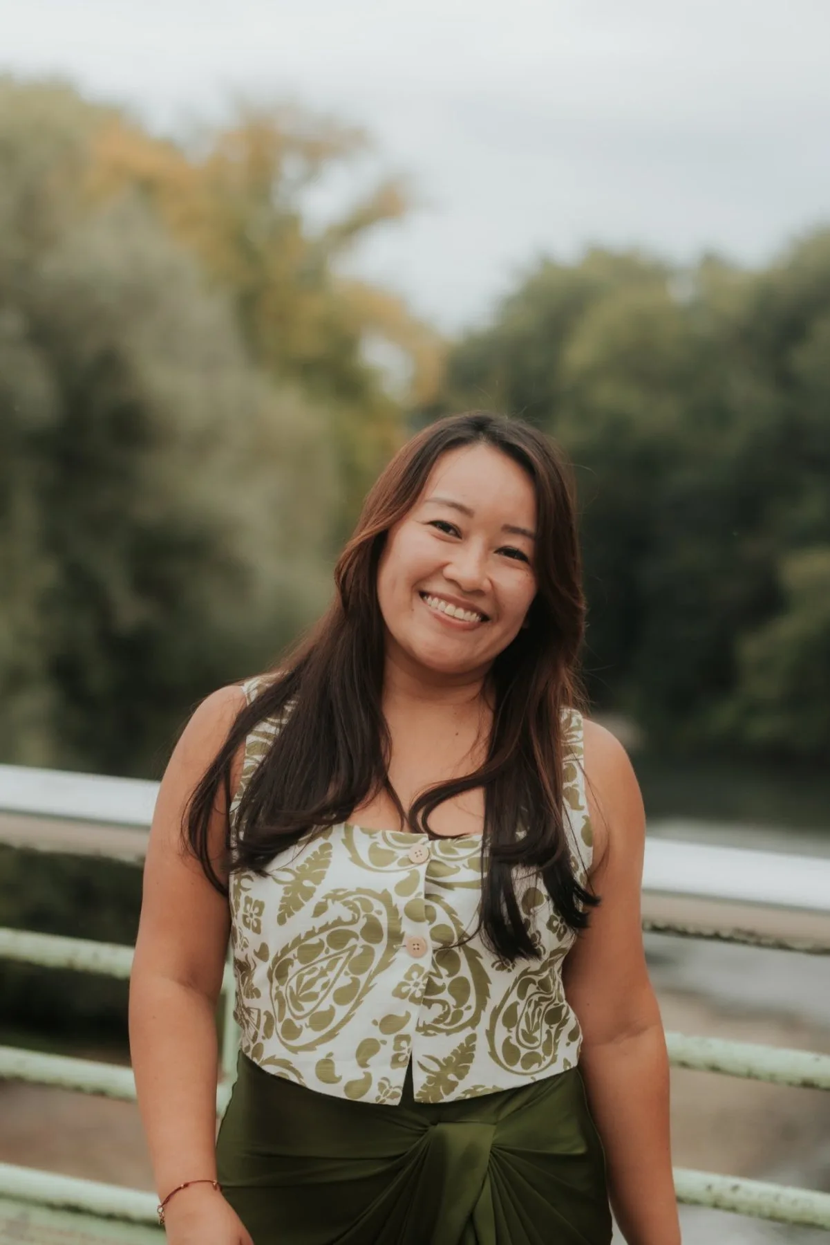 Portrait naturel d’une femme souriante au Stade des eaux vives à Pau, lors d’une séance photo d’anniversaire en couple