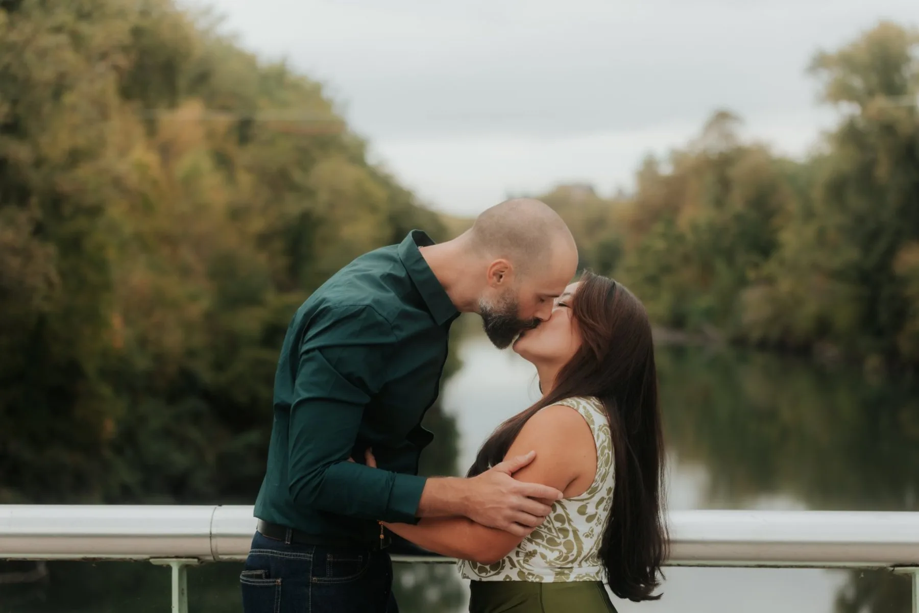 Couple qui s’embrasse au Stade des eaux vives à Pau lors d’une séance photo d’anniversaire en amoureux