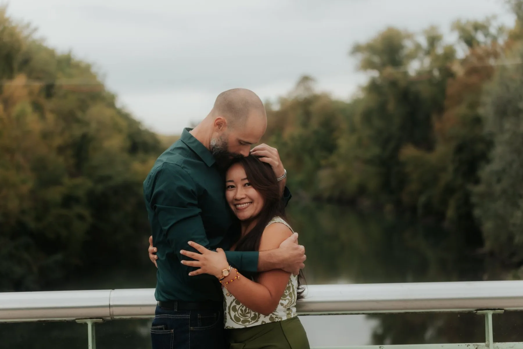 Photo horizontale d'un couple pendant une séance portrait au Stade des eaux vives