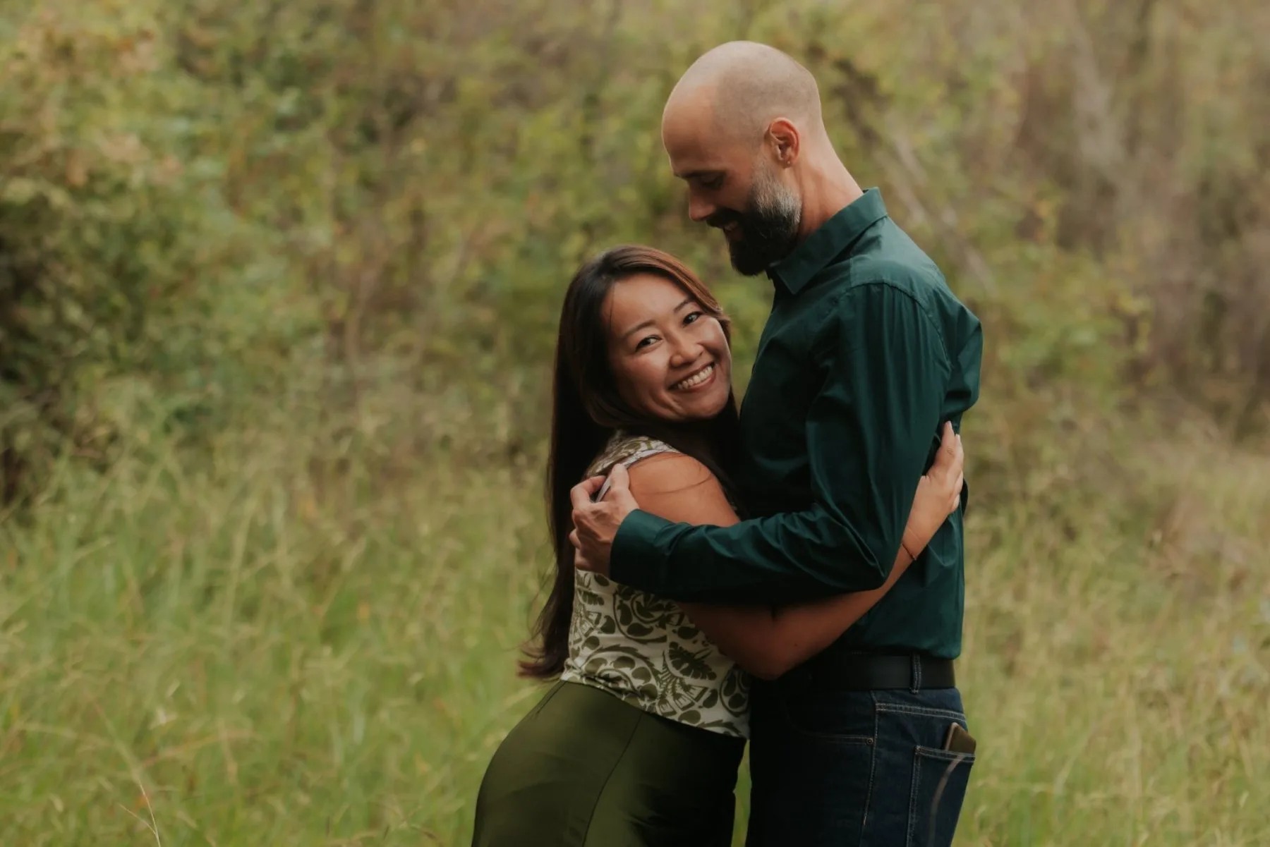 Couple photographié dans un cadre extérieur au Stade des eaux vives