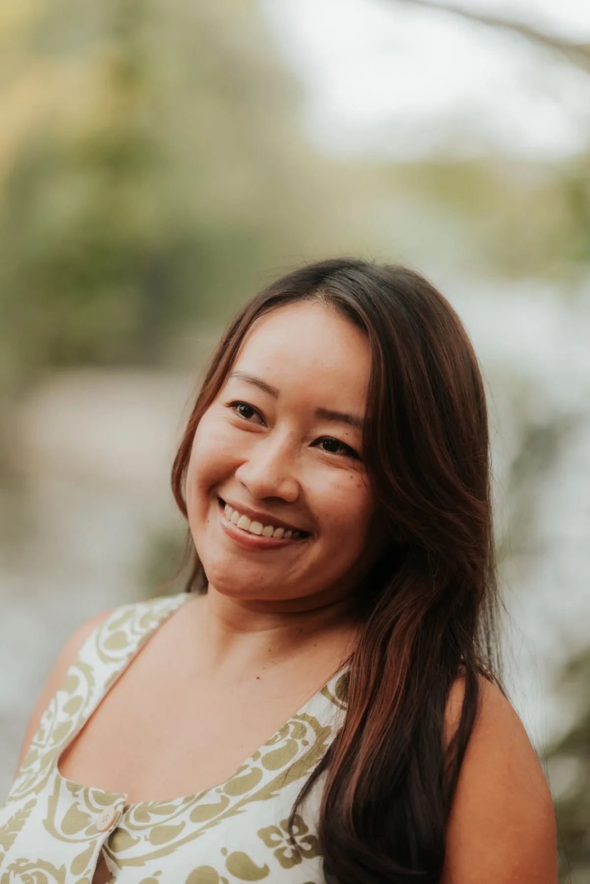 Portrait souriant d’une femme lors d’une séance photo d’anniversaire en couple à Pau, au Stade des eaux vives