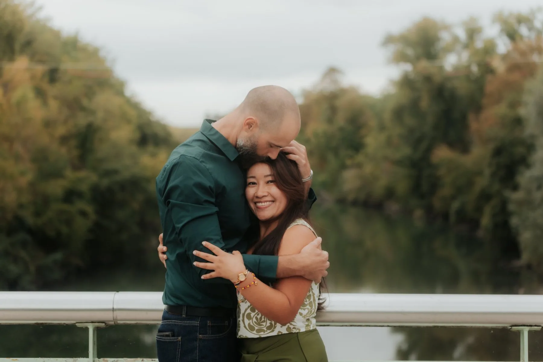Couple enlacé au Stade des eaux vives à Pau lors d’une séance photo d’anniversaire, dans une ambiance douce et naturelle