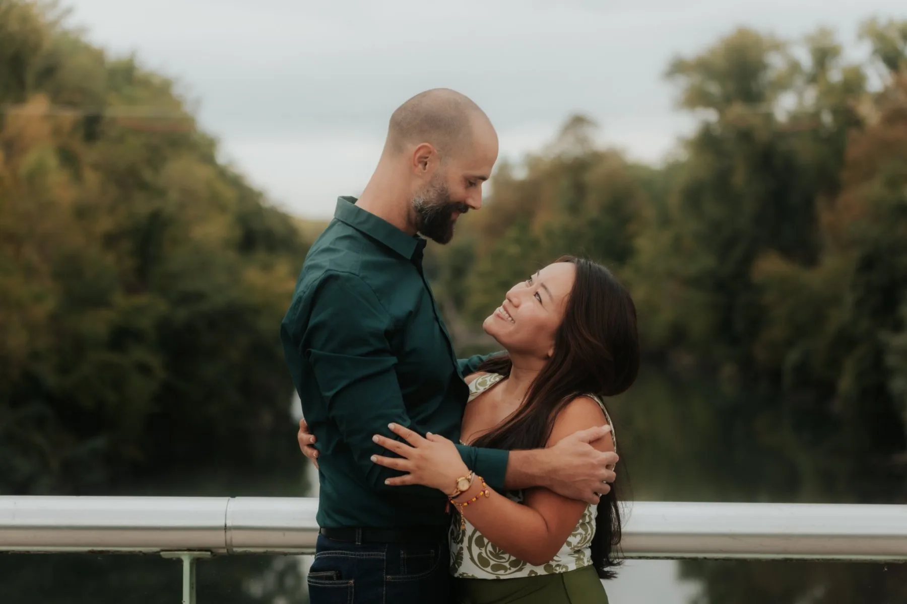Couple enlacé au Stade des eaux vives à Pau lors d’une séance photo d’anniversaire, ambiance douce et naturelle