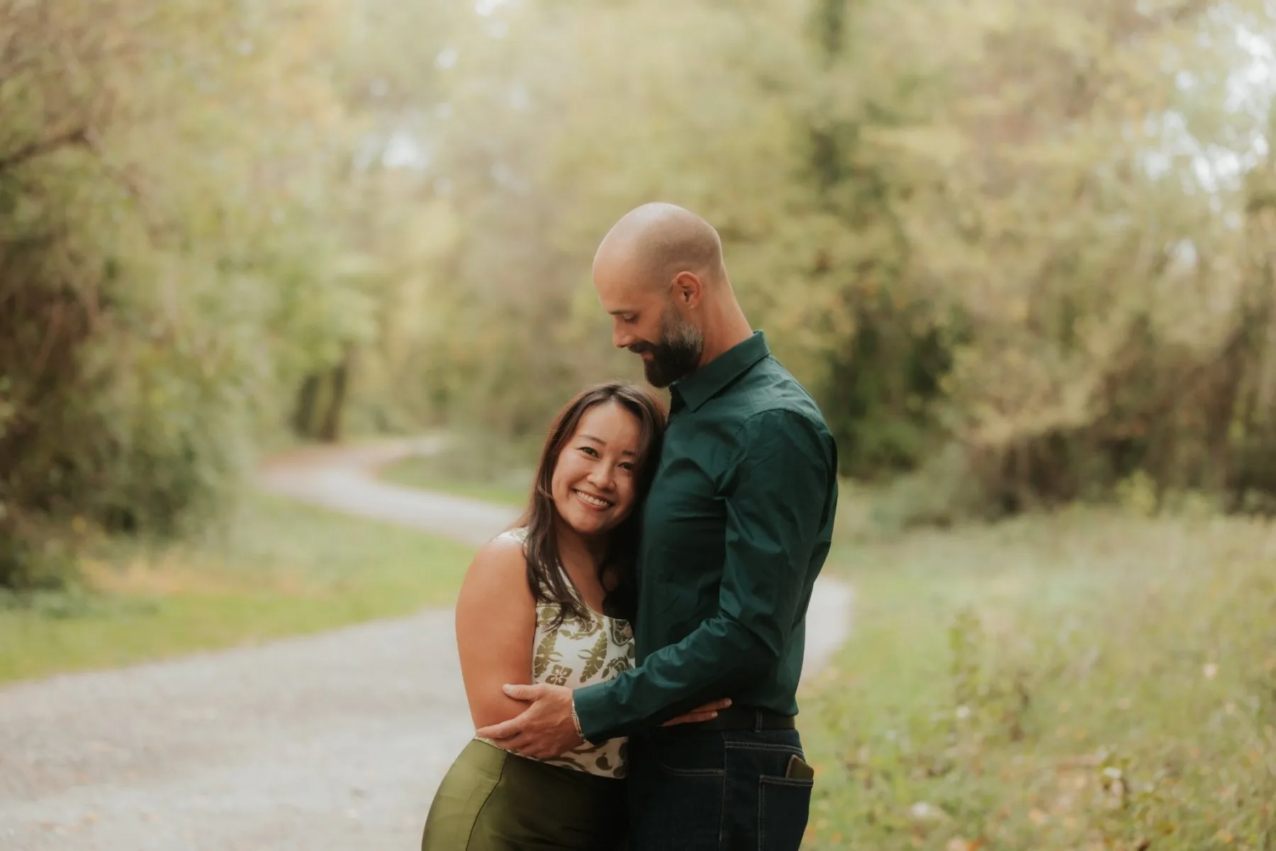 Couple enlacé lors d’une séance photo d’anniversaire à Pau, dans un cadre naturel et romantique